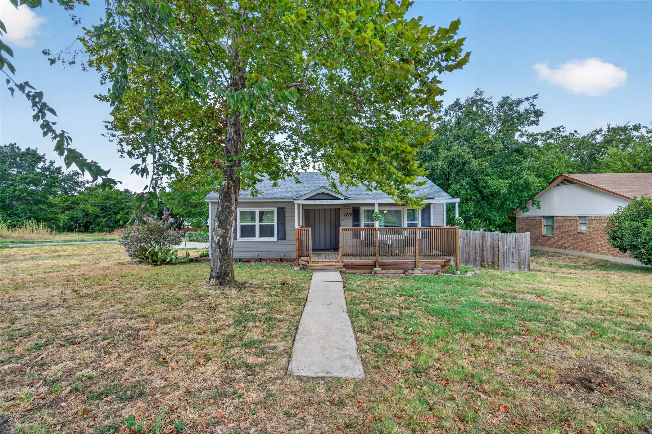 Single Family Residence For Sale in Parker County , 1412 Sloan Street, Weatherford, Texas 76086, 3 Bedroom, 2 Bathroom, Garage spaces, 1,566 Sqft, built in 1977, mls#21402225, Real Estate Agent in Weatherford, Homes For Sale in Parker county, Homes For Sale in Weatherford, Realtor in Weatherford Texas, Real Estate Brokerage Independent Realty Texas, Luminita Cordes Realtor