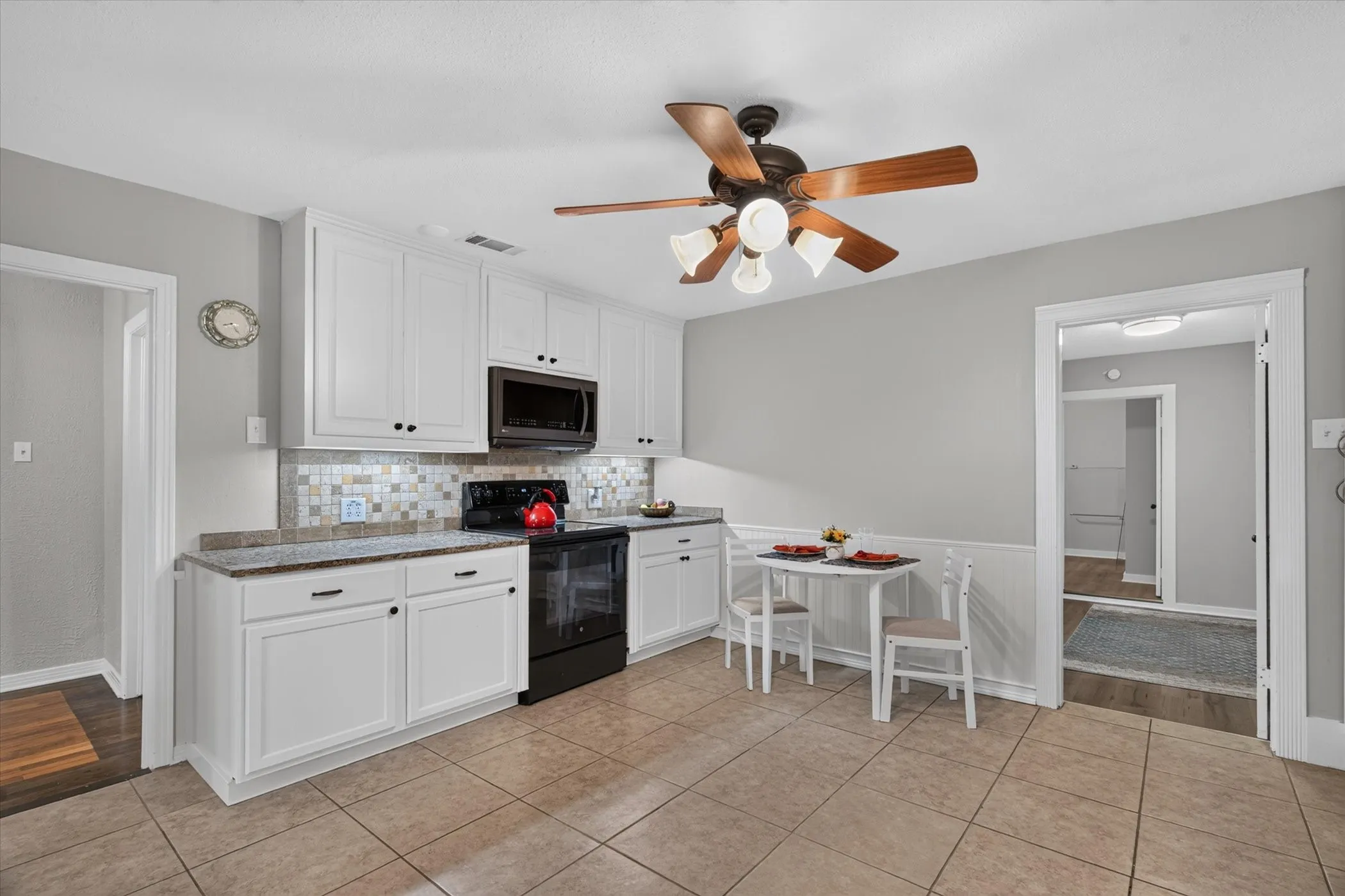 Single Family Residence For Sale in Parker County , 1412 Sloan Street, Weatherford, Texas 76086, 3 Bedroom, 2 Bathroom, Garage spaces, 1,566 Sqft, built in 1977, mls#21402225, Real Estate Agent in Weatherford, Homes For Sale in Parker county, Homes For Sale in Weatherford, Realtor in Weatherford Texas, Real Estate Brokerage Independent Realty Texas, Luminita Cordes Realtor