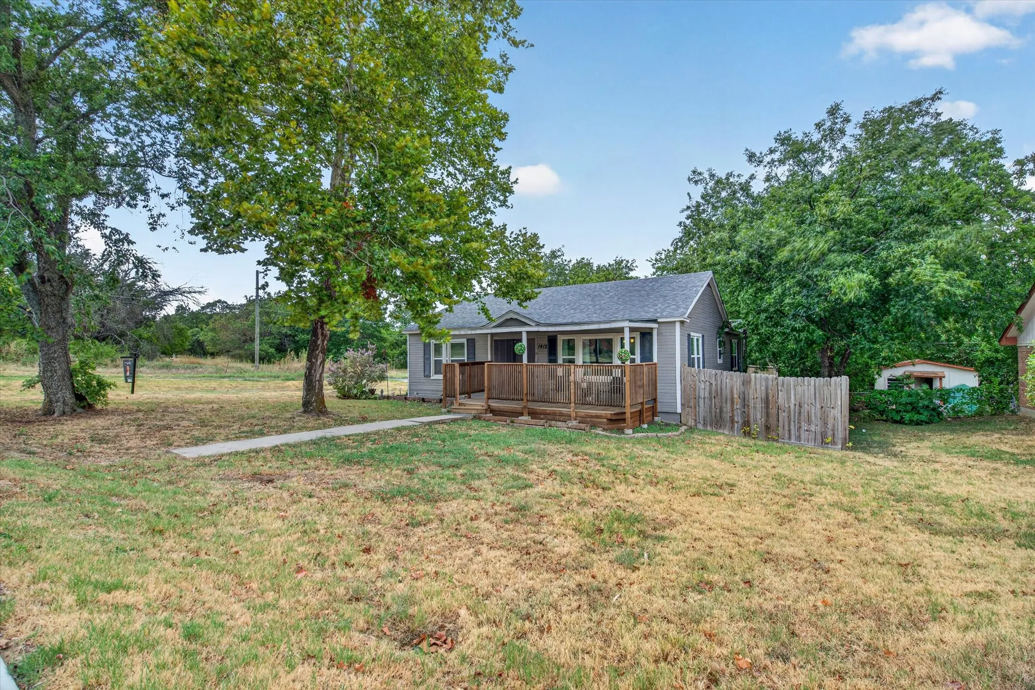 Single Family Residence For Sale in Parker County , 1412 Sloan Street, Weatherford, Texas 76086, 3 Bedroom, 2 Bathroom, Garage spaces, 1,566 Sqft, built in 1977, mls#21402225, Real Estate Agent in Weatherford, Homes For Sale in Parker county, Homes For Sale in Weatherford, Realtor in Weatherford Texas, Real Estate Brokerage Independent Realty Texas, Luminita Cordes Realtor
