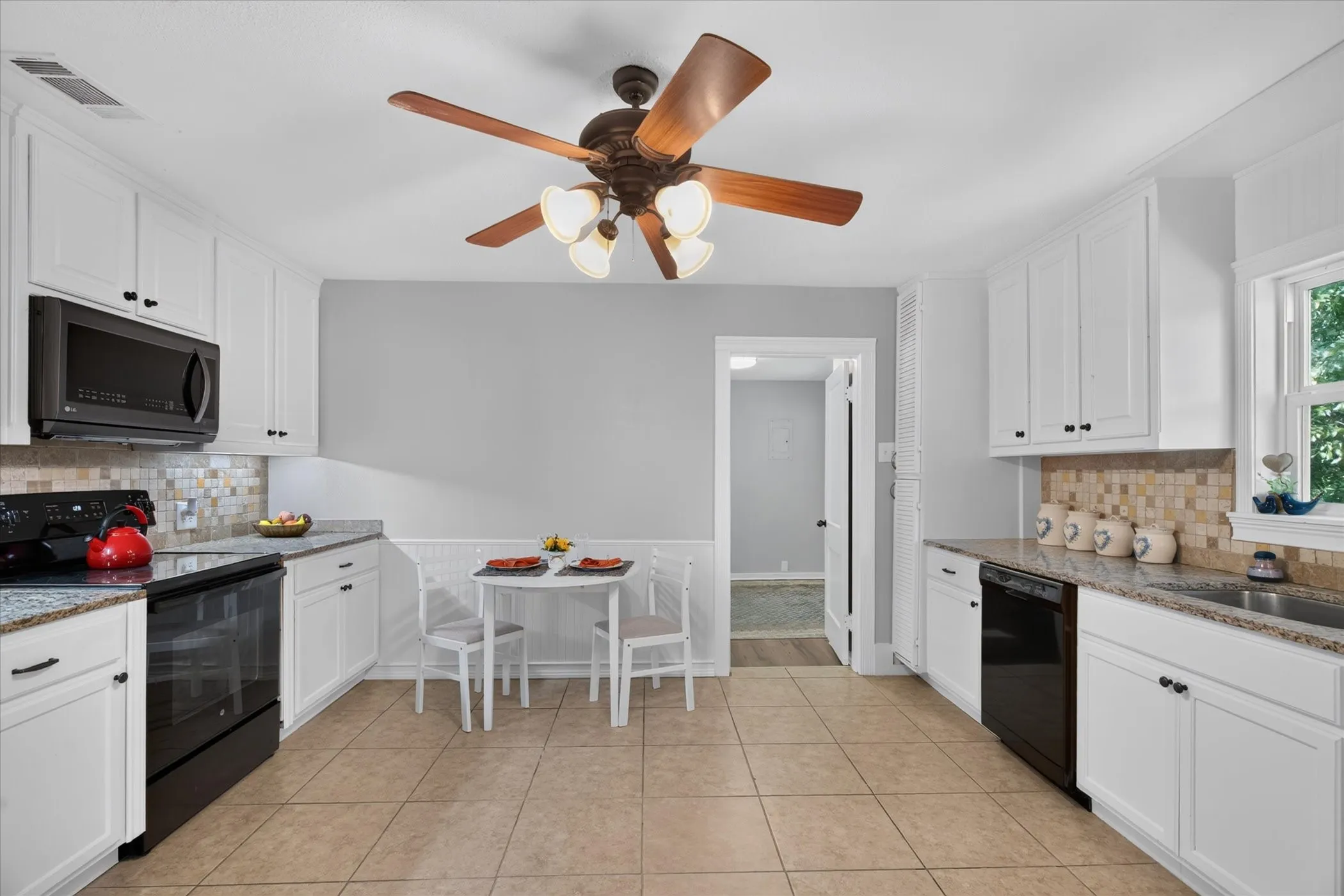 Single Family Residence For Sale in Parker County , 1412 Sloan Street, Weatherford, Texas 76086, 3 Bedroom, 2 Bathroom, Garage spaces, 1,566 Sqft, built in 1977, mls#21402225, Real Estate Agent in Weatherford, Homes For Sale in Parker county, Homes For Sale in Weatherford, Realtor in Weatherford Texas, Real Estate Brokerage Independent Realty Texas, Luminita Cordes Realtor