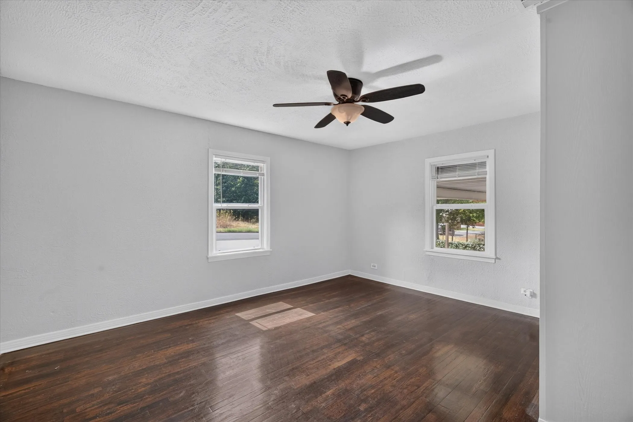 Single Family Residence For Sale in Parker County , 1412 Sloan Street, Weatherford, Texas 76086, 3 Bedroom, 2 Bathroom, Garage spaces, 1,566 Sqft, built in 1977, mls#21402225, Real Estate Agent in Weatherford, Homes For Sale in Parker county, Homes For Sale in Weatherford, Realtor in Weatherford Texas, Real Estate Brokerage Independent Realty Texas, Luminita Cordes Realtor