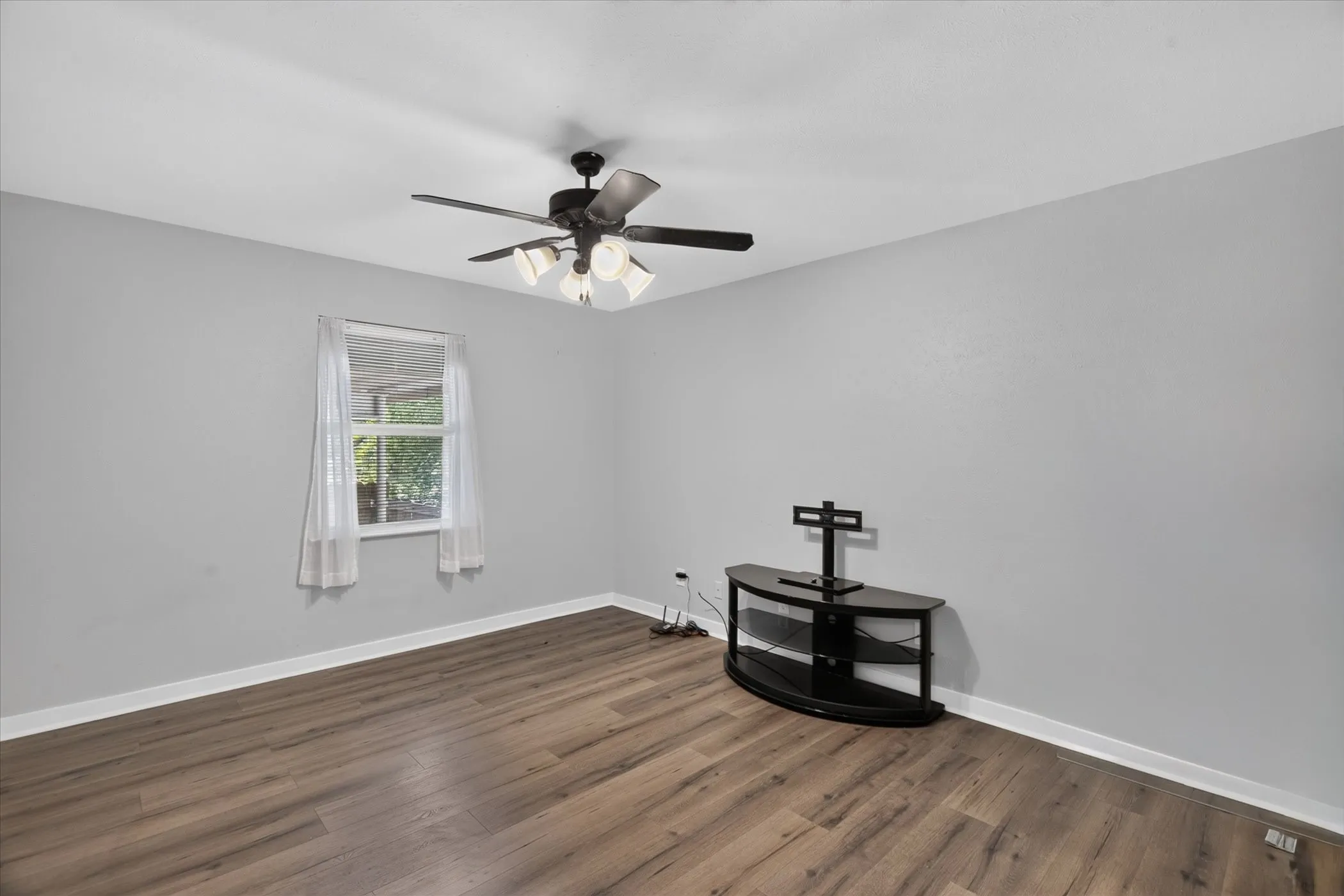 Single Family Residence For Sale in Parker County , 1412 Sloan Street, Weatherford, Texas 76086, 3 Bedroom, 2 Bathroom, Garage spaces, 1,566 Sqft, built in 1977, mls#21402225, Real Estate Agent in Weatherford, Homes For Sale in Parker county, Homes For Sale in Weatherford, Realtor in Weatherford Texas, Real Estate Brokerage Independent Realty Texas, Luminita Cordes Realtor