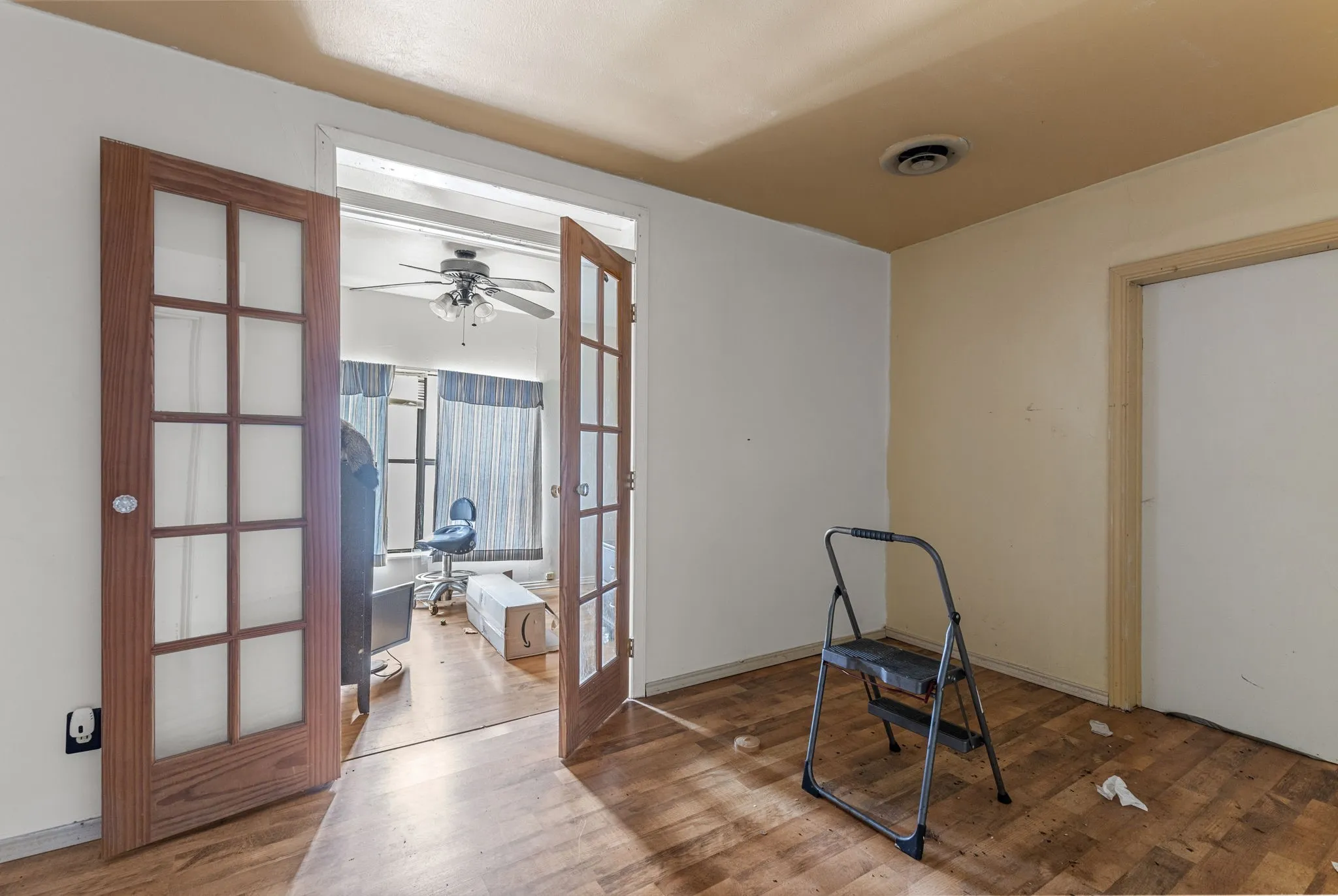 Single Family Residence For Sale in Clay County , 515 N Angelina Street, Henrietta, Texas 76365, 3 Bedroom, 2 Bathroom, Garage spaces, 1,746 Sqft, built in 1965, mls#21402209, Real Estate Agent in Henrietta, Homes For Sale in Clay county, Homes For Sale in Henrietta, Realtor in Henrietta Texas, Real Estate Brokerage Independent Realty Texas, Luminita Cordes Realtor