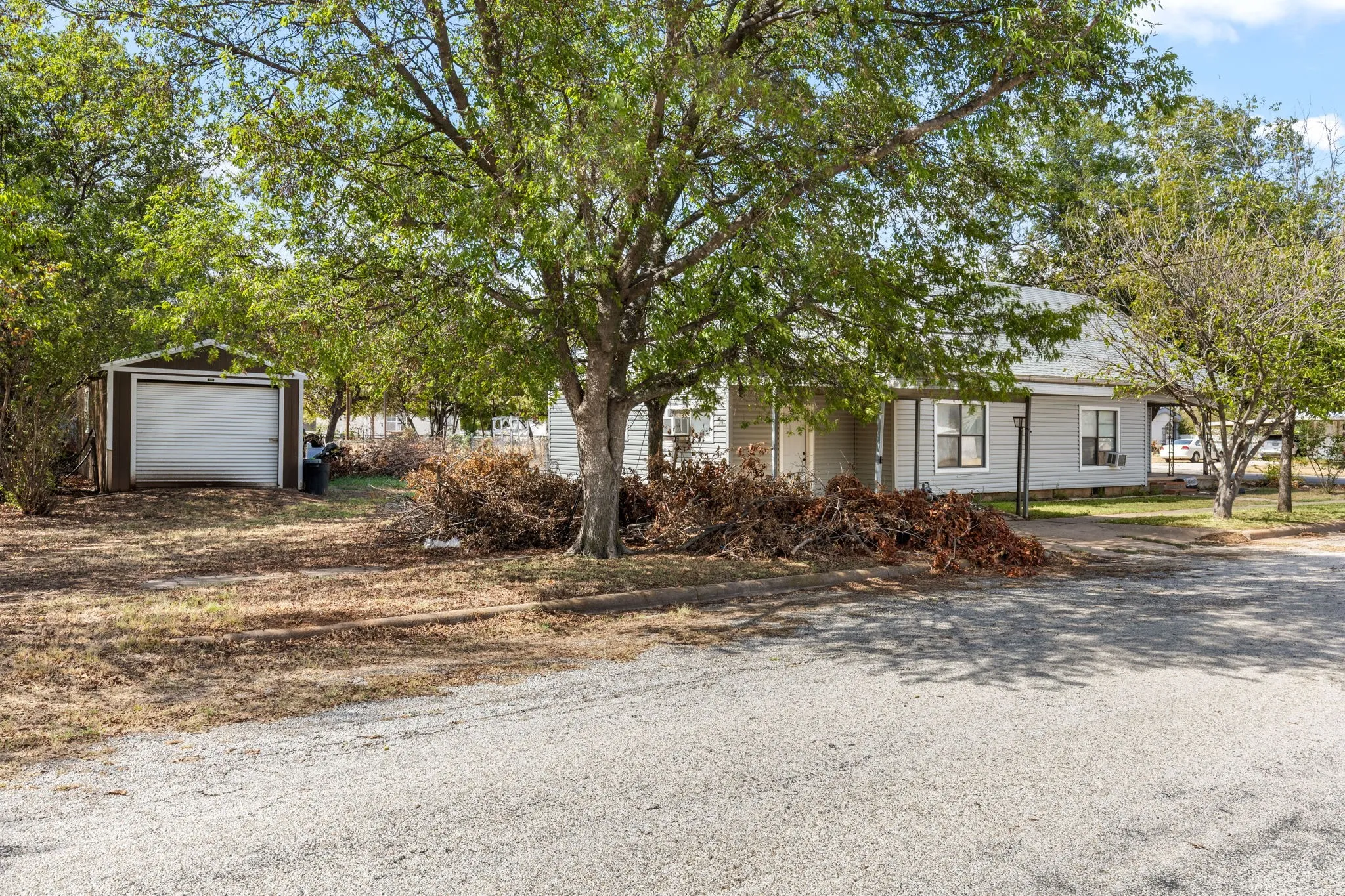 Single Family Residence For Sale in Clay County , 515 N Angelina Street, Henrietta, Texas 76365, 3 Bedroom, 2 Bathroom, Garage spaces, 1,746 Sqft, built in 1965, mls#21402209, Real Estate Agent in Henrietta, Homes For Sale in Clay county, Homes For Sale in Henrietta, Realtor in Henrietta Texas, Real Estate Brokerage Independent Realty Texas, Luminita Cordes Realtor