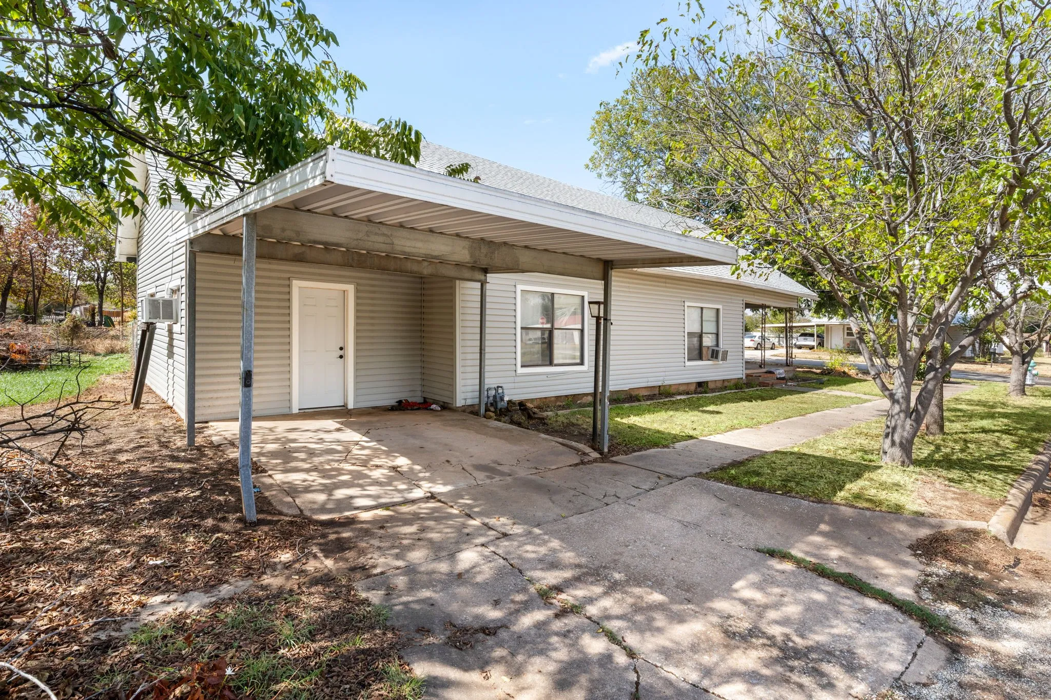 Single Family Residence For Sale in Clay County , 515 N Angelina Street, Henrietta, Texas 76365, 3 Bedroom, 2 Bathroom, Garage spaces, 1,746 Sqft, built in 1965, mls#21402209, Real Estate Agent in Henrietta, Homes For Sale in Clay county, Homes For Sale in Henrietta, Realtor in Henrietta Texas, Real Estate Brokerage Independent Realty Texas, Luminita Cordes Realtor