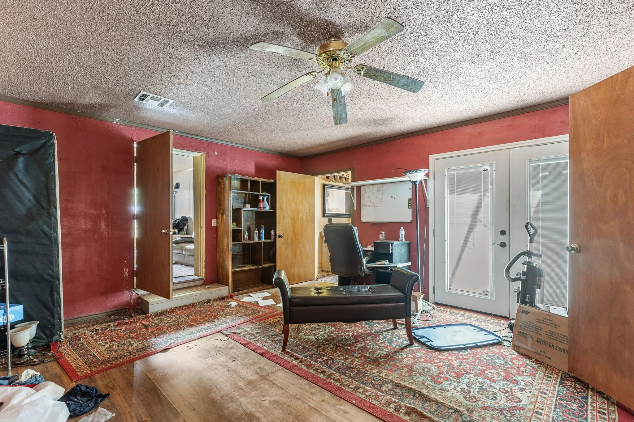 Single Family Residence For Sale in Clay County , 515 N Angelina Street, Henrietta, Texas 76365, 3 Bedroom, 2 Bathroom, Garage spaces, 1,746 Sqft, built in 1965, mls#21402209, Real Estate Agent in Henrietta, Homes For Sale in Clay county, Homes For Sale in Henrietta, Realtor in Henrietta Texas, Real Estate Brokerage Independent Realty Texas, Luminita Cordes Realtor