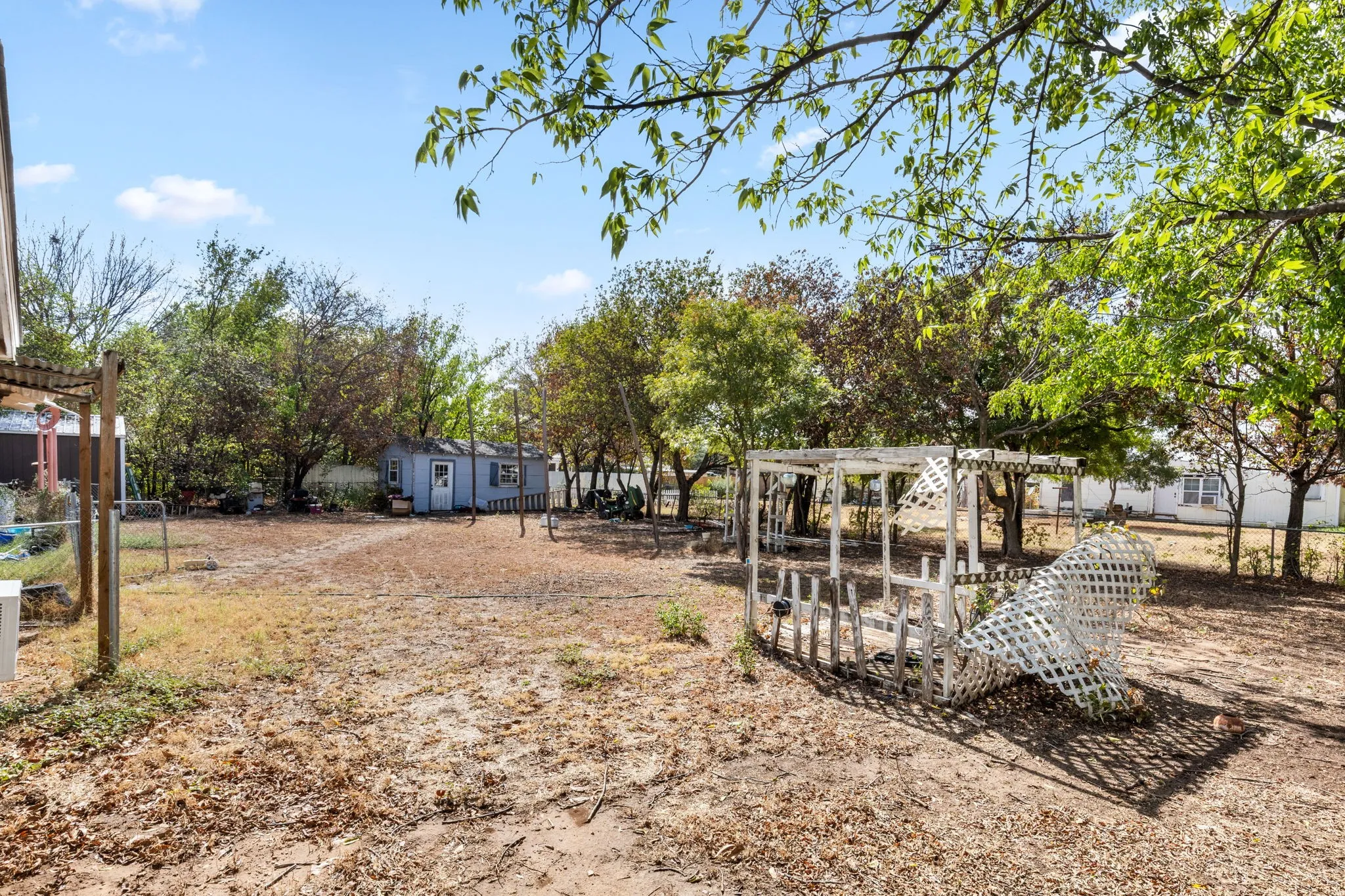 Single Family Residence For Sale in Clay County , 515 N Angelina Street, Henrietta, Texas 76365, 3 Bedroom, 2 Bathroom, Garage spaces, 1,746 Sqft, built in 1965, mls#21402209, Real Estate Agent in Henrietta, Homes For Sale in Clay county, Homes For Sale in Henrietta, Realtor in Henrietta Texas, Real Estate Brokerage Independent Realty Texas, Luminita Cordes Realtor