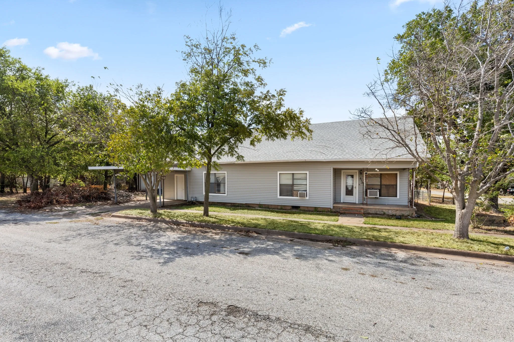 Single Family Residence For Sale in Clay County , 515 N Angelina Street, Henrietta, Texas 76365, 3 Bedroom, 2 Bathroom, Garage spaces, 1,746 Sqft, built in 1965, mls#21402209, Real Estate Agent in Henrietta, Homes For Sale in Clay county, Homes For Sale in Henrietta, Realtor in Henrietta Texas, Real Estate Brokerage Independent Realty Texas, Luminita Cordes Realtor