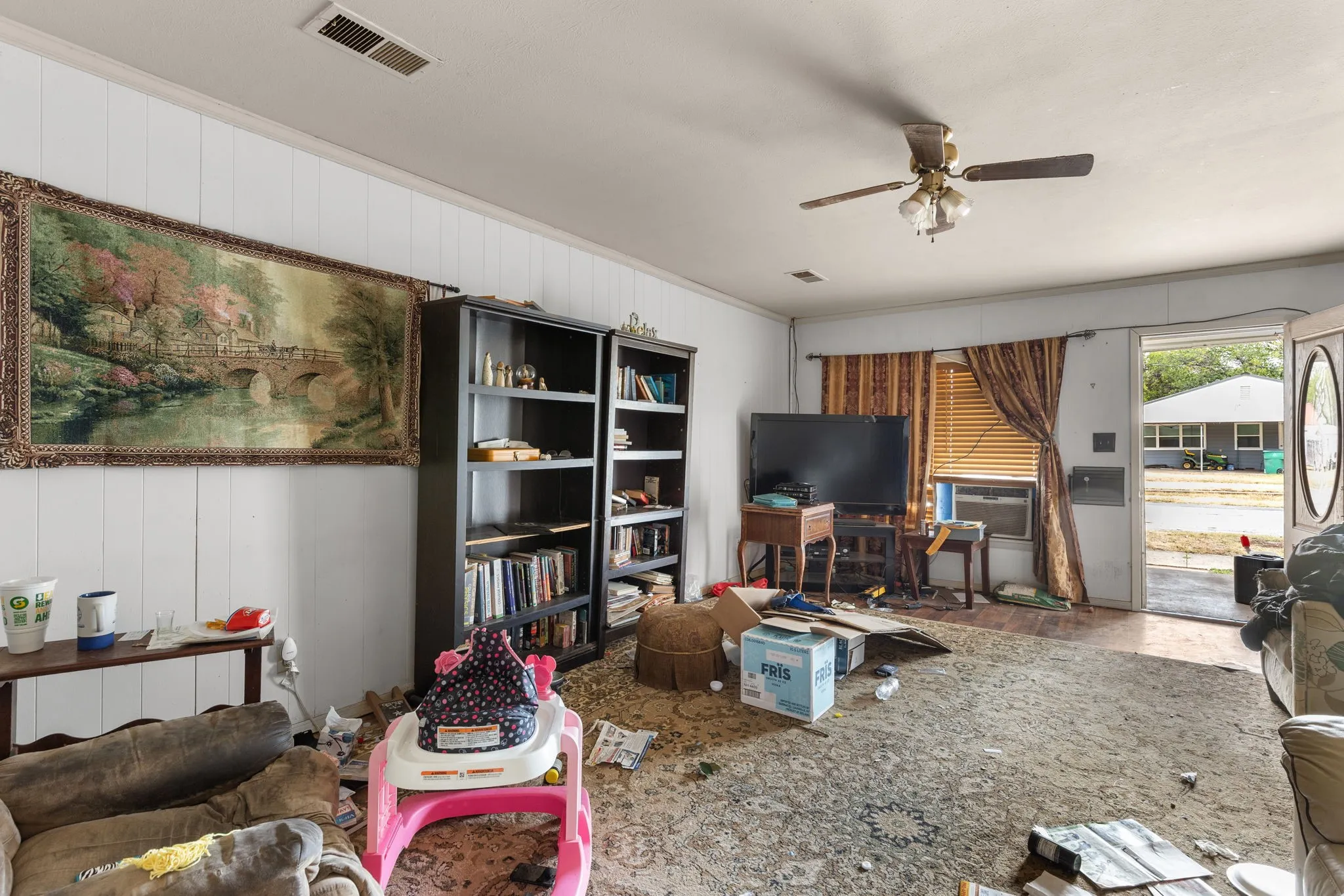 Single Family Residence For Sale in Clay County , 515 N Angelina Street, Henrietta, Texas 76365, 3 Bedroom, 2 Bathroom, Garage spaces, 1,746 Sqft, built in 1965, mls#21402209, Real Estate Agent in Henrietta, Homes For Sale in Clay county, Homes For Sale in Henrietta, Realtor in Henrietta Texas, Real Estate Brokerage Independent Realty Texas, Luminita Cordes Realtor