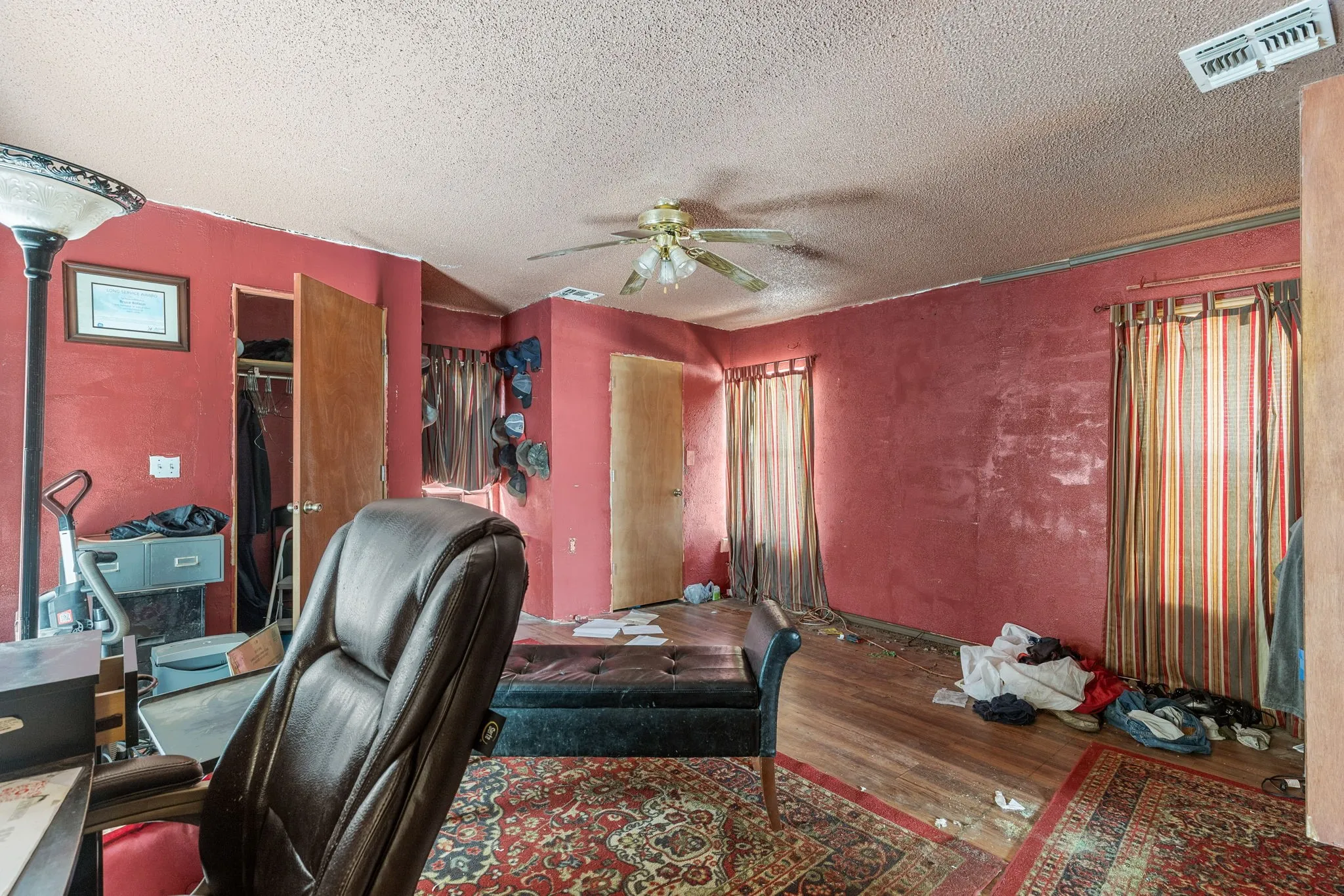 Single Family Residence For Sale in Clay County , 515 N Angelina Street, Henrietta, Texas 76365, 3 Bedroom, 2 Bathroom, Garage spaces, 1,746 Sqft, built in 1965, mls#21402209, Real Estate Agent in Henrietta, Homes For Sale in Clay county, Homes For Sale in Henrietta, Realtor in Henrietta Texas, Real Estate Brokerage Independent Realty Texas, Luminita Cordes Realtor