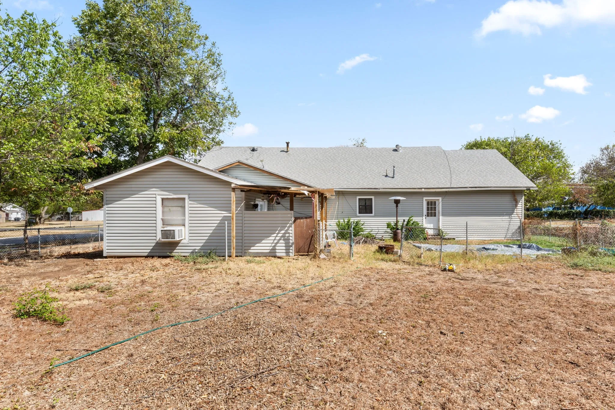Single Family Residence For Sale in Clay County , 515 N Angelina Street, Henrietta, Texas 76365, 3 Bedroom, 2 Bathroom, Garage spaces, 1,746 Sqft, built in 1965, mls#21402209, Real Estate Agent in Henrietta, Homes For Sale in Clay county, Homes For Sale in Henrietta, Realtor in Henrietta Texas, Real Estate Brokerage Independent Realty Texas, Luminita Cordes Realtor
