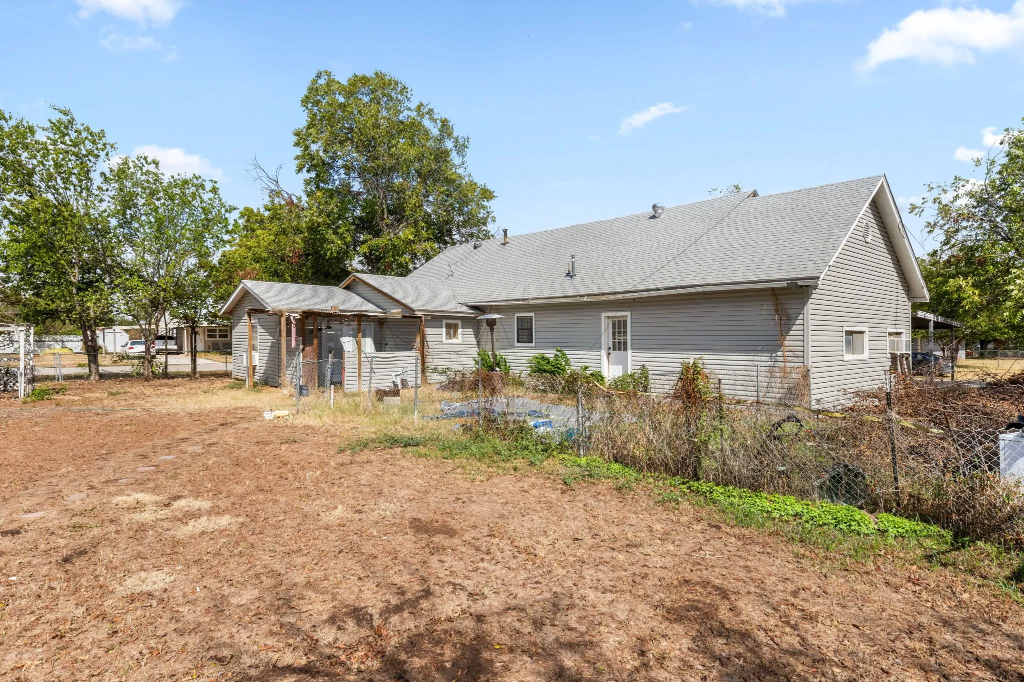 Single Family Residence For Sale in Clay County , 515 N Angelina Street, Henrietta, Texas 76365, 3 Bedroom, 2 Bathroom, Garage spaces, 1,746 Sqft, built in 1965, mls#21402209, Real Estate Agent in Henrietta, Homes For Sale in Clay county, Homes For Sale in Henrietta, Realtor in Henrietta Texas, Real Estate Brokerage Independent Realty Texas, Luminita Cordes Realtor