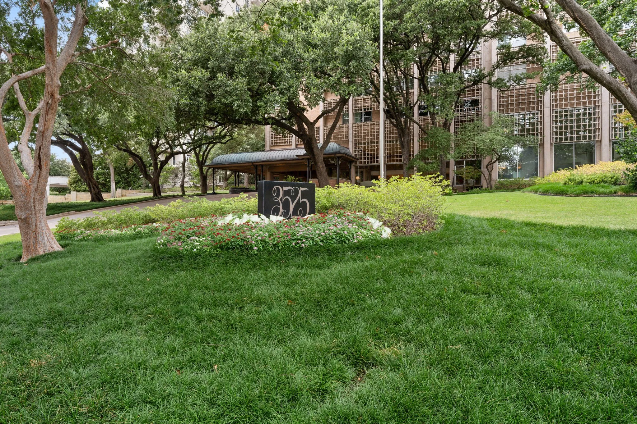 Condominium For Sale in Dallas County , 3525 Turtle Creek Boulevard 12E, Dallas, Texas 75219, 2 Bedroom, 2 Bathroom, 2 Garage spaces, 1,993 Sqft, built in 1957, mls#21402030, Real Estate Agent in Dallas, Homes For Sale in Dallas county, Homes For Sale in Dallas, Realtor in Dallas Texas, Real Estate Brokerage Independent Realty Texas, Luminita Cordes Realtor