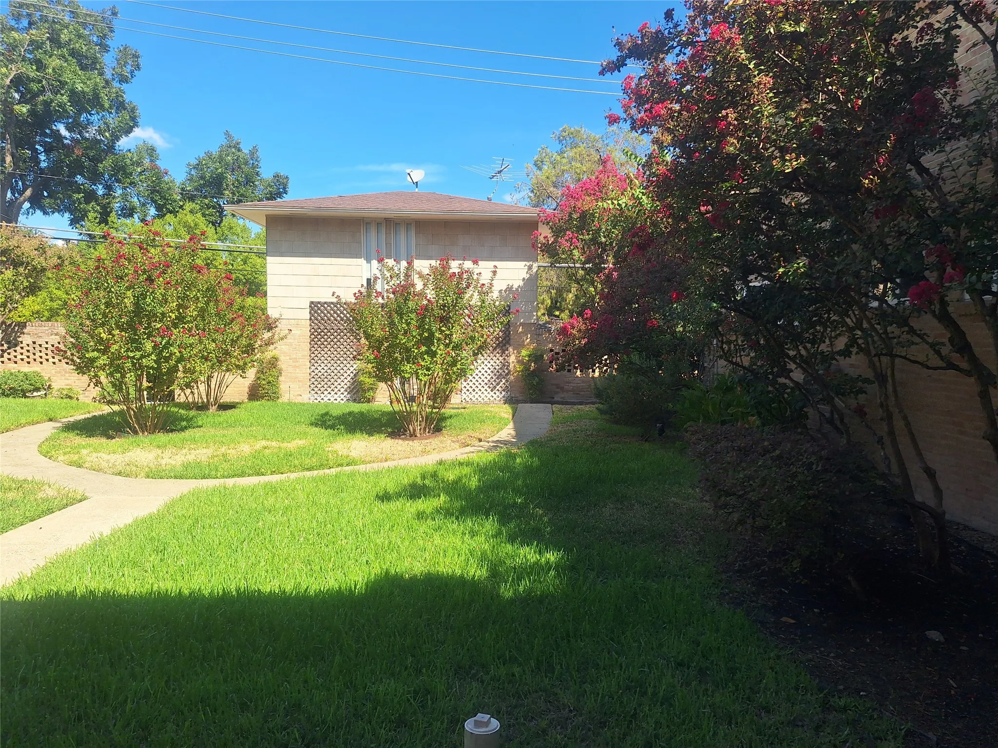 Condominium For Rent in Dallas County , 6131 Bandera Avenue B, Dallas, Texas 75225, 2 Bedroom, 2 Bathroom, Garage spaces, 1,381 Sqft, built in 1955, mls#21402233, Real Estate Agent in Dallas, Homes For Rent in Dallas county, Homes For Rent in Dallas, Realtor in Dallas Texas, Real Estate Brokerage Independent Realty Texas, Luminita Cordes Realtor