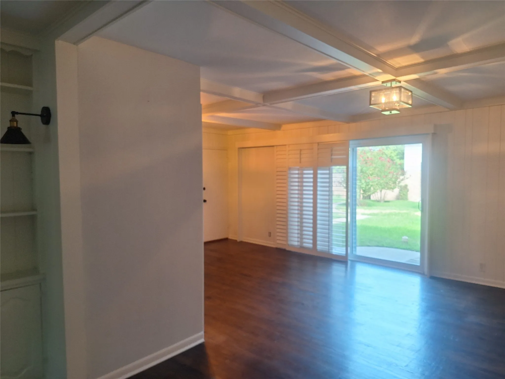Condominium For Rent in Dallas County , 6131 Bandera Avenue B, Dallas, Texas 75225, 2 Bedroom, 2 Bathroom, Garage spaces, 1,381 Sqft, built in 1955, mls#21402233, Real Estate Agent in Dallas, Homes For Rent in Dallas county, Homes For Rent in Dallas, Realtor in Dallas Texas, Real Estate Brokerage Independent Realty Texas, Luminita Cordes Realtor