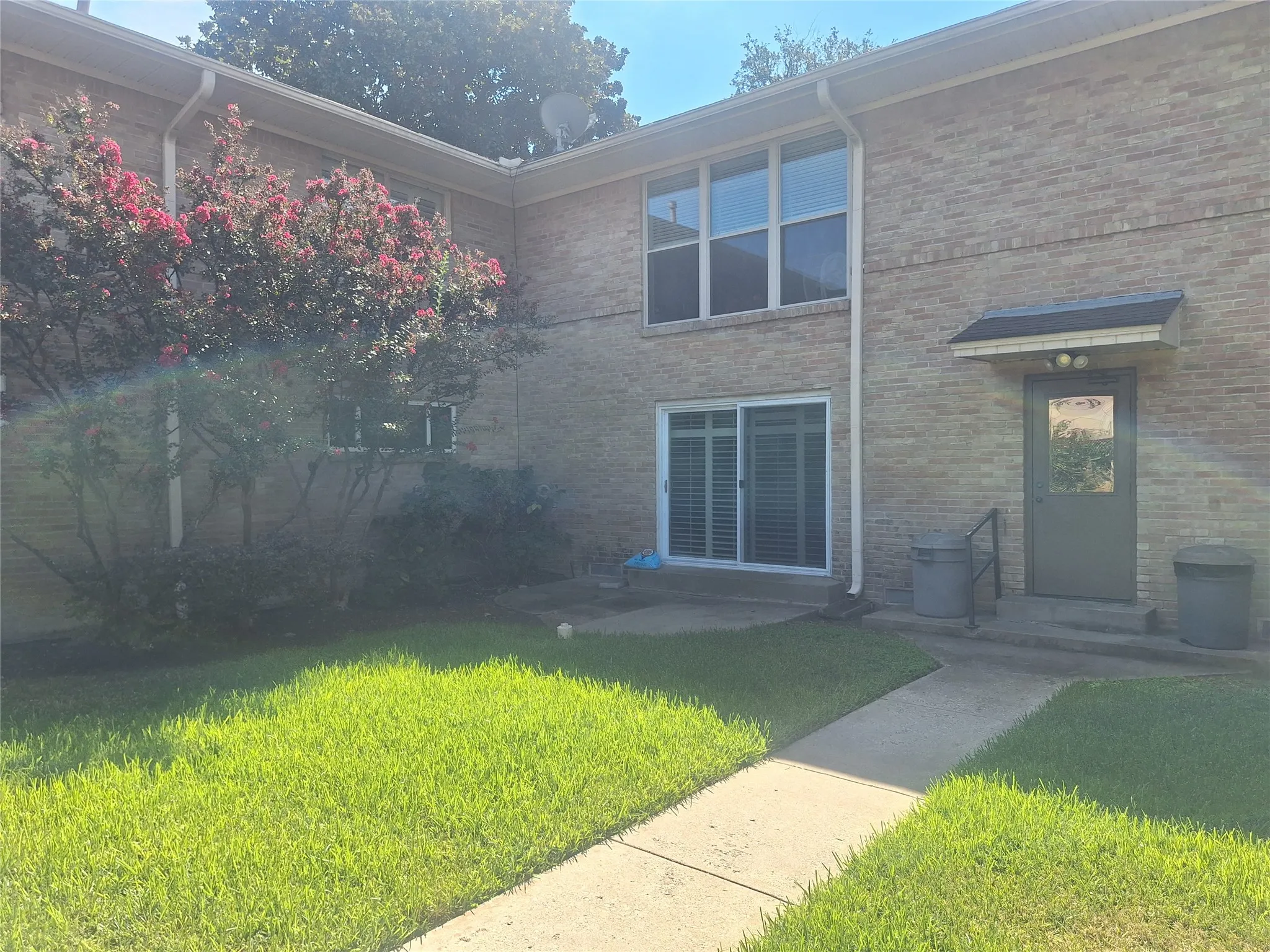Condominium For Rent in Dallas County , 6131 Bandera Avenue B, Dallas, Texas 75225, 2 Bedroom, 2 Bathroom, Garage spaces, 1,381 Sqft, built in 1955, mls#21402233, Real Estate Agent in Dallas, Homes For Rent in Dallas county, Homes For Rent in Dallas, Realtor in Dallas Texas, Real Estate Brokerage Independent Realty Texas, Luminita Cordes Realtor