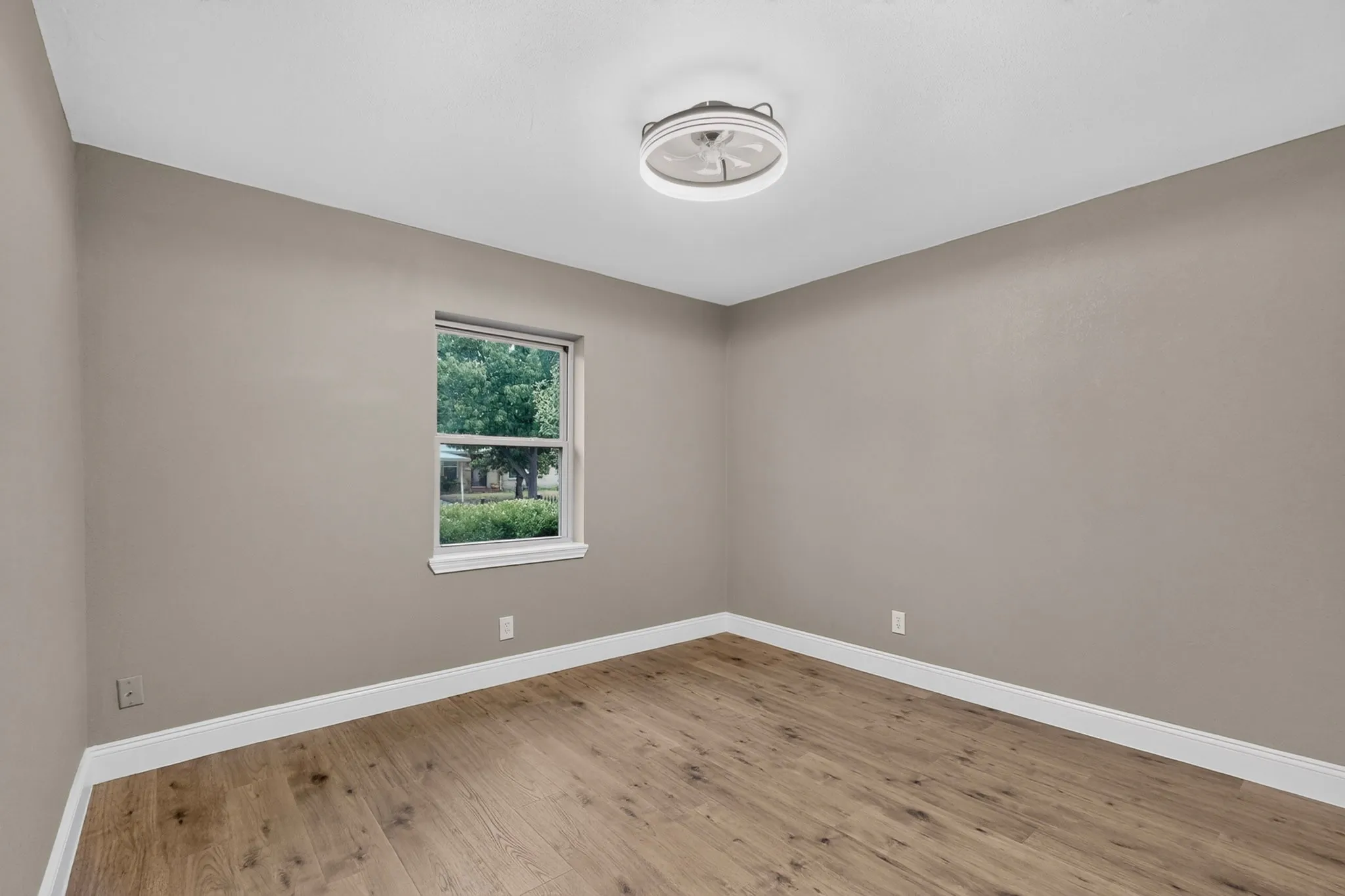 Single Family Residence For Sale in Dallas County , 4037 Salem Drive, Garland, Texas 75043, 3 Bedroom, 1 Bathroom, 1 Garage spaces, 1,246 Sqft, built in 1971, mls#21400047, Real Estate Agent in Garland, Homes For Sale in Dallas county, Homes For Sale in Garland, Realtor in Garland Texas, Real Estate Brokerage Independent Realty Texas, Luminita Cordes Realtor