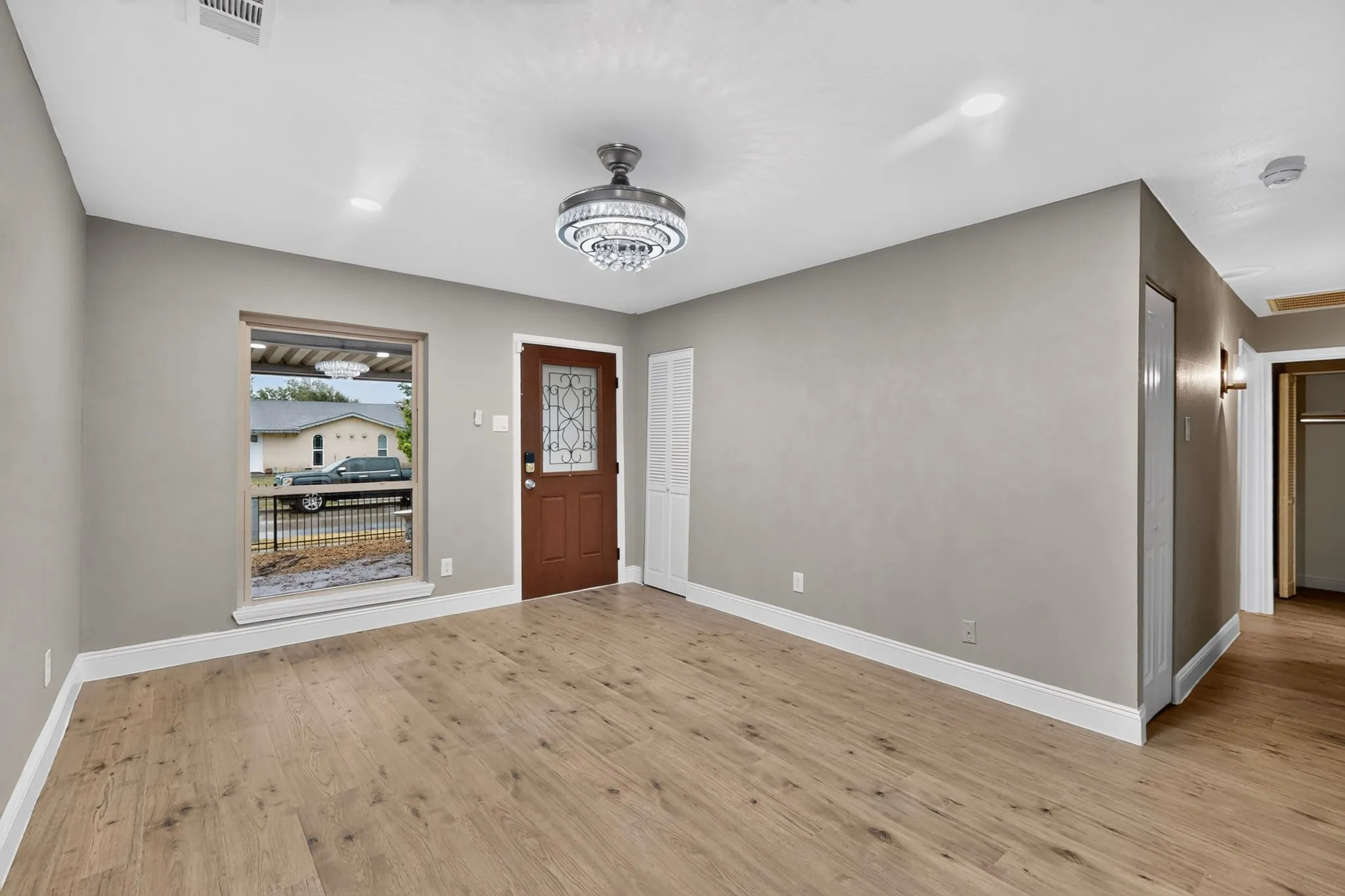 Single Family Residence For Sale in Dallas County , 4037 Salem Drive, Garland, Texas 75043, 3 Bedroom, 1 Bathroom, 1 Garage spaces, 1,246 Sqft, built in 1971, mls#21400047, Real Estate Agent in Garland, Homes For Sale in Dallas county, Homes For Sale in Garland, Realtor in Garland Texas, Real Estate Brokerage Independent Realty Texas, Luminita Cordes Realtor