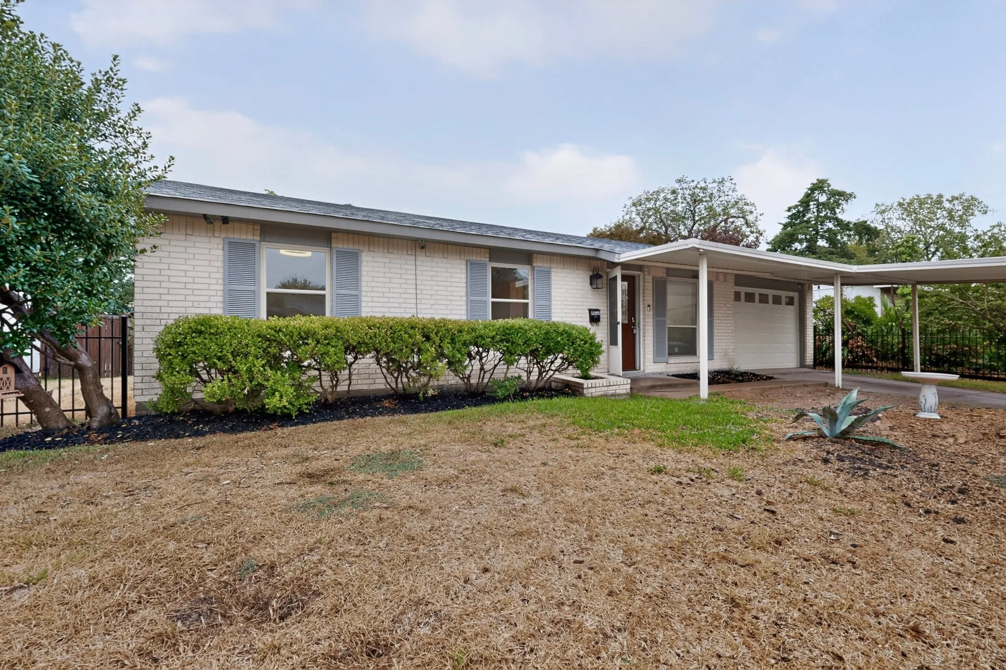 Single Family Residence For Sale in Dallas County , 4037 Salem Drive, Garland, Texas 75043, 3 Bedroom, 1 Bathroom, 1 Garage spaces, 1,246 Sqft, built in 1971, mls#21400047, Real Estate Agent in Garland, Homes For Sale in Dallas county, Homes For Sale in Garland, Realtor in Garland Texas, Real Estate Brokerage Independent Realty Texas, Luminita Cordes Realtor