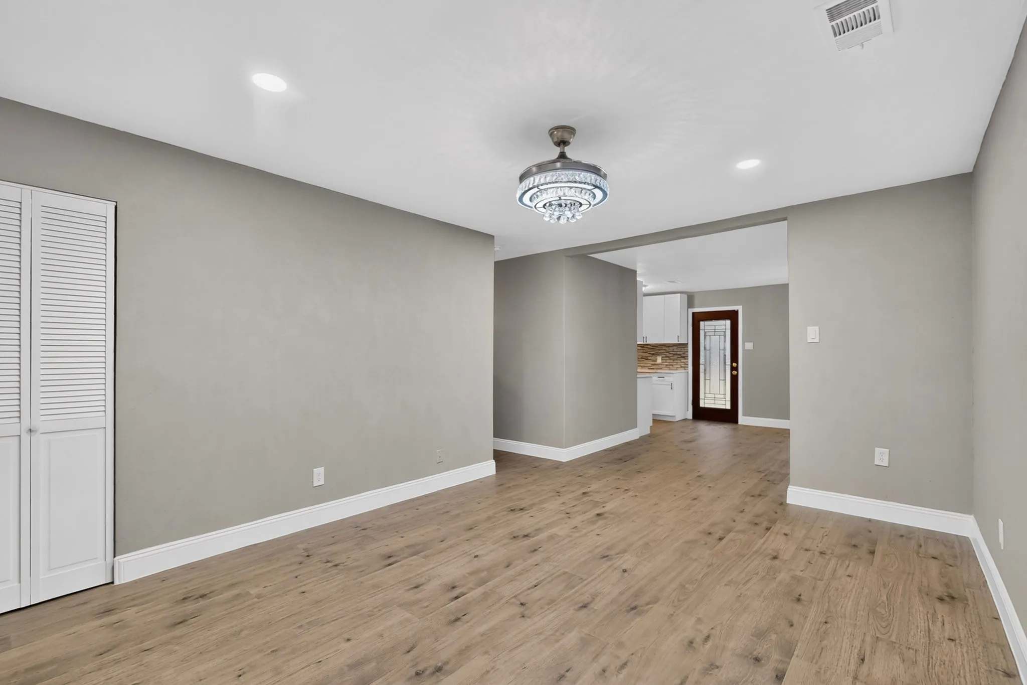 Single Family Residence For Sale in Dallas County , 4037 Salem Drive, Garland, Texas 75043, 3 Bedroom, 1 Bathroom, 1 Garage spaces, 1,246 Sqft, built in 1971, mls#21400047, Real Estate Agent in Garland, Homes For Sale in Dallas county, Homes For Sale in Garland, Realtor in Garland Texas, Real Estate Brokerage Independent Realty Texas, Luminita Cordes Realtor
