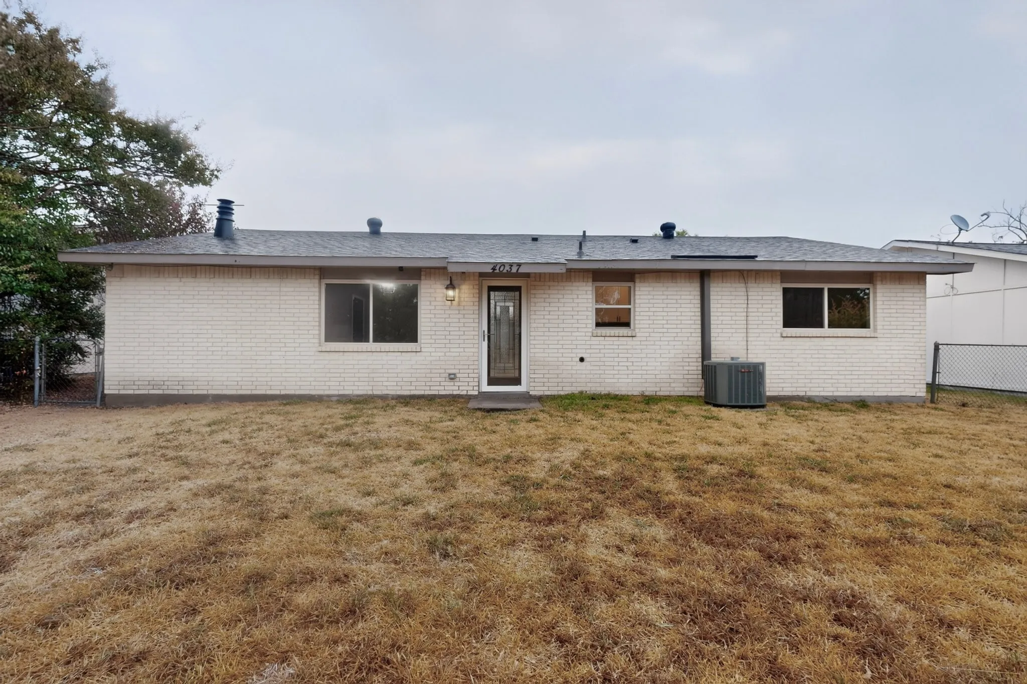 Single Family Residence For Sale in Dallas County , 4037 Salem Drive, Garland, Texas 75043, 3 Bedroom, 1 Bathroom, 1 Garage spaces, 1,246 Sqft, built in 1971, mls#21400047, Real Estate Agent in Garland, Homes For Sale in Dallas county, Homes For Sale in Garland, Realtor in Garland Texas, Real Estate Brokerage Independent Realty Texas, Luminita Cordes Realtor