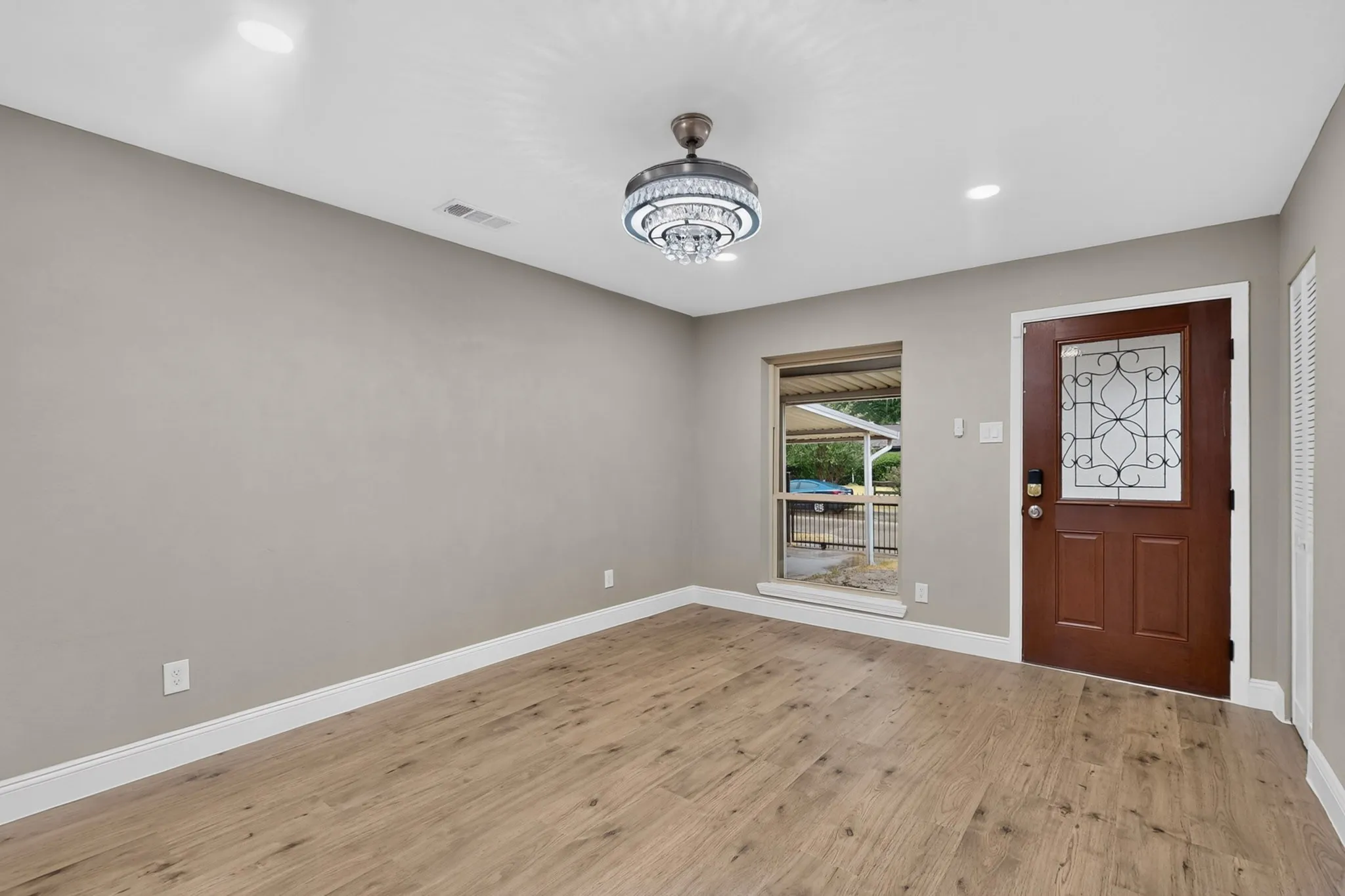Single Family Residence For Sale in Dallas County , 4037 Salem Drive, Garland, Texas 75043, 3 Bedroom, 1 Bathroom, 1 Garage spaces, 1,246 Sqft, built in 1971, mls#21400047, Real Estate Agent in Garland, Homes For Sale in Dallas county, Homes For Sale in Garland, Realtor in Garland Texas, Real Estate Brokerage Independent Realty Texas, Luminita Cordes Realtor