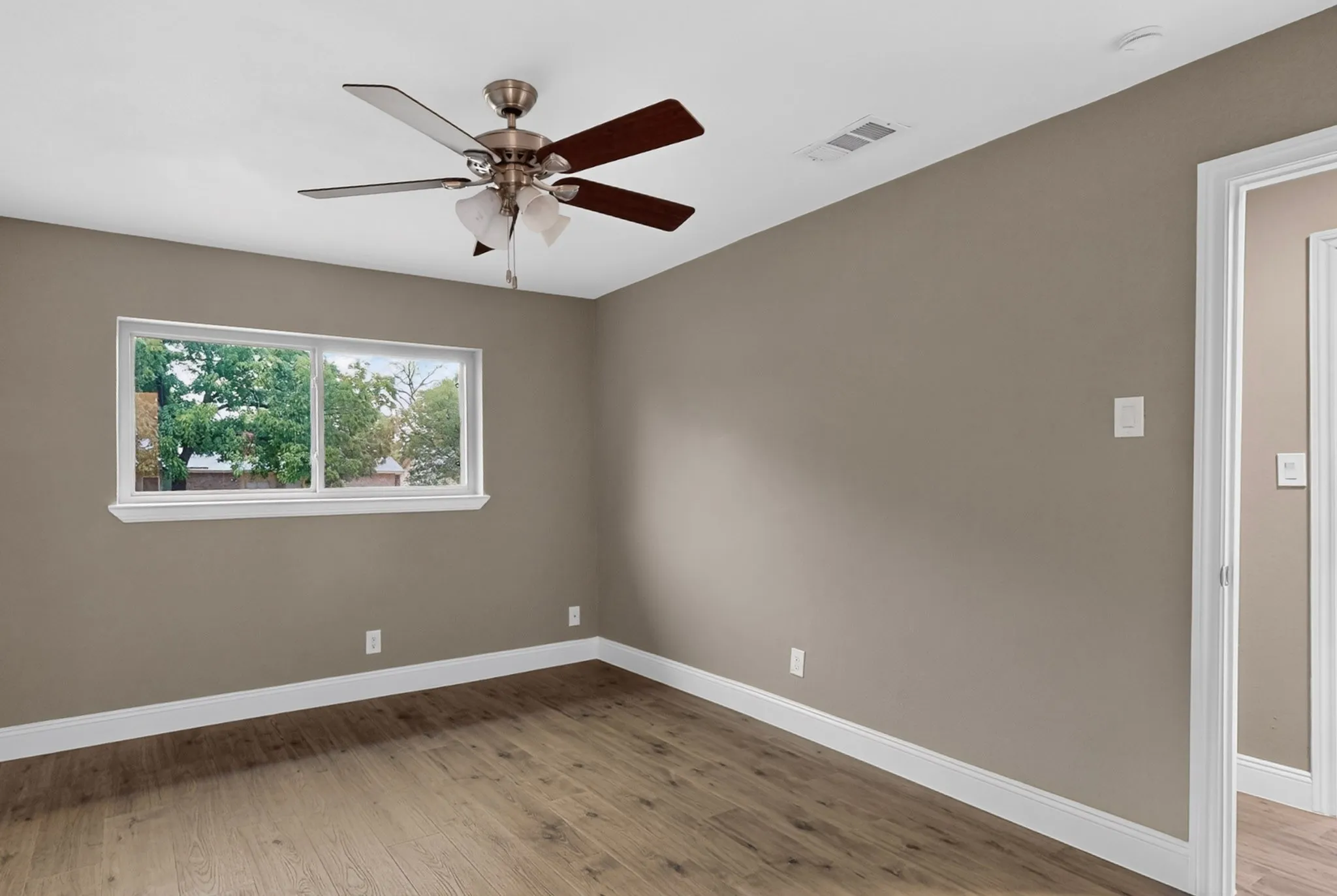 Single Family Residence For Sale in Dallas County , 4037 Salem Drive, Garland, Texas 75043, 3 Bedroom, 1 Bathroom, 1 Garage spaces, 1,246 Sqft, built in 1971, mls#21400047, Real Estate Agent in Garland, Homes For Sale in Dallas county, Homes For Sale in Garland, Realtor in Garland Texas, Real Estate Brokerage Independent Realty Texas, Luminita Cordes Realtor