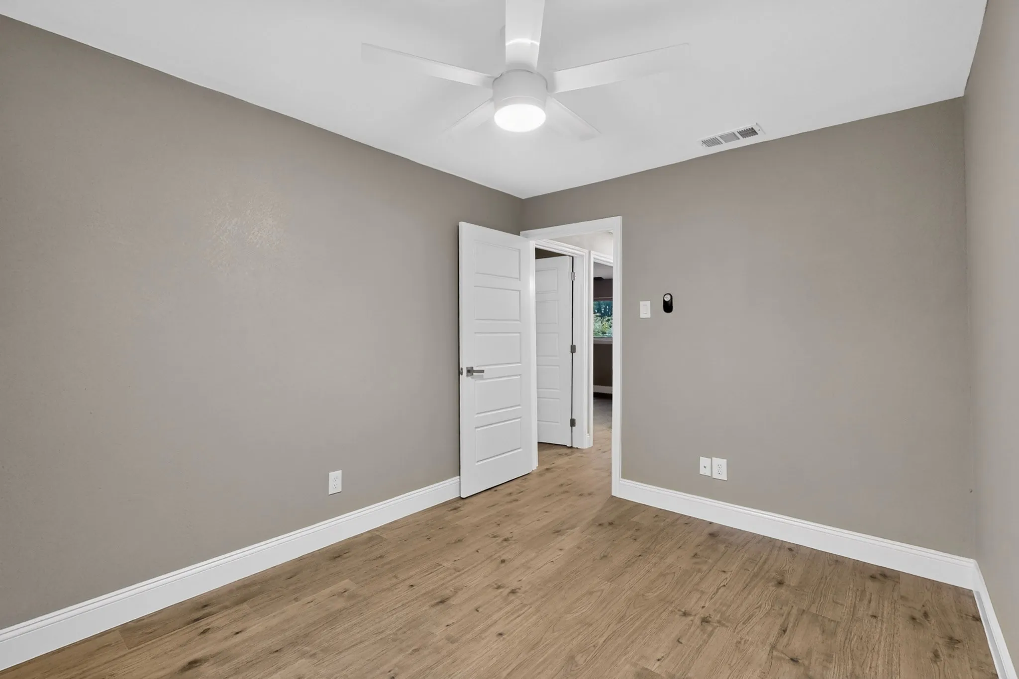 Single Family Residence For Sale in Dallas County , 4037 Salem Drive, Garland, Texas 75043, 3 Bedroom, 1 Bathroom, 1 Garage spaces, 1,246 Sqft, built in 1971, mls#21400047, Real Estate Agent in Garland, Homes For Sale in Dallas county, Homes For Sale in Garland, Realtor in Garland Texas, Real Estate Brokerage Independent Realty Texas, Luminita Cordes Realtor