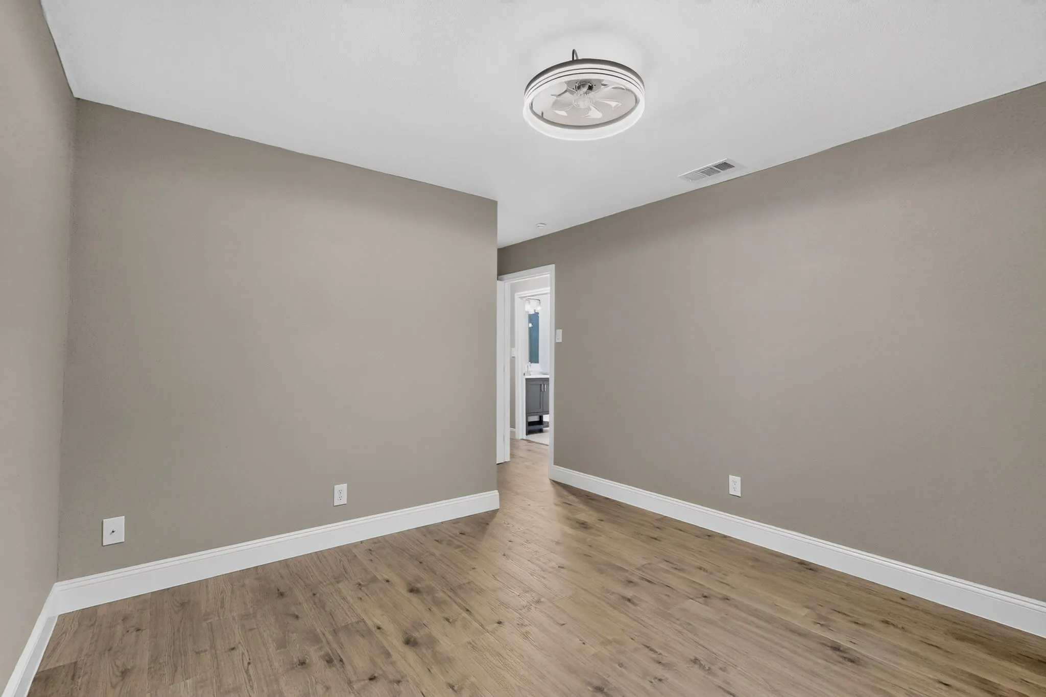Single Family Residence For Sale in Dallas County , 4037 Salem Drive, Garland, Texas 75043, 3 Bedroom, 1 Bathroom, 1 Garage spaces, 1,246 Sqft, built in 1971, mls#21400047, Real Estate Agent in Garland, Homes For Sale in Dallas county, Homes For Sale in Garland, Realtor in Garland Texas, Real Estate Brokerage Independent Realty Texas, Luminita Cordes Realtor