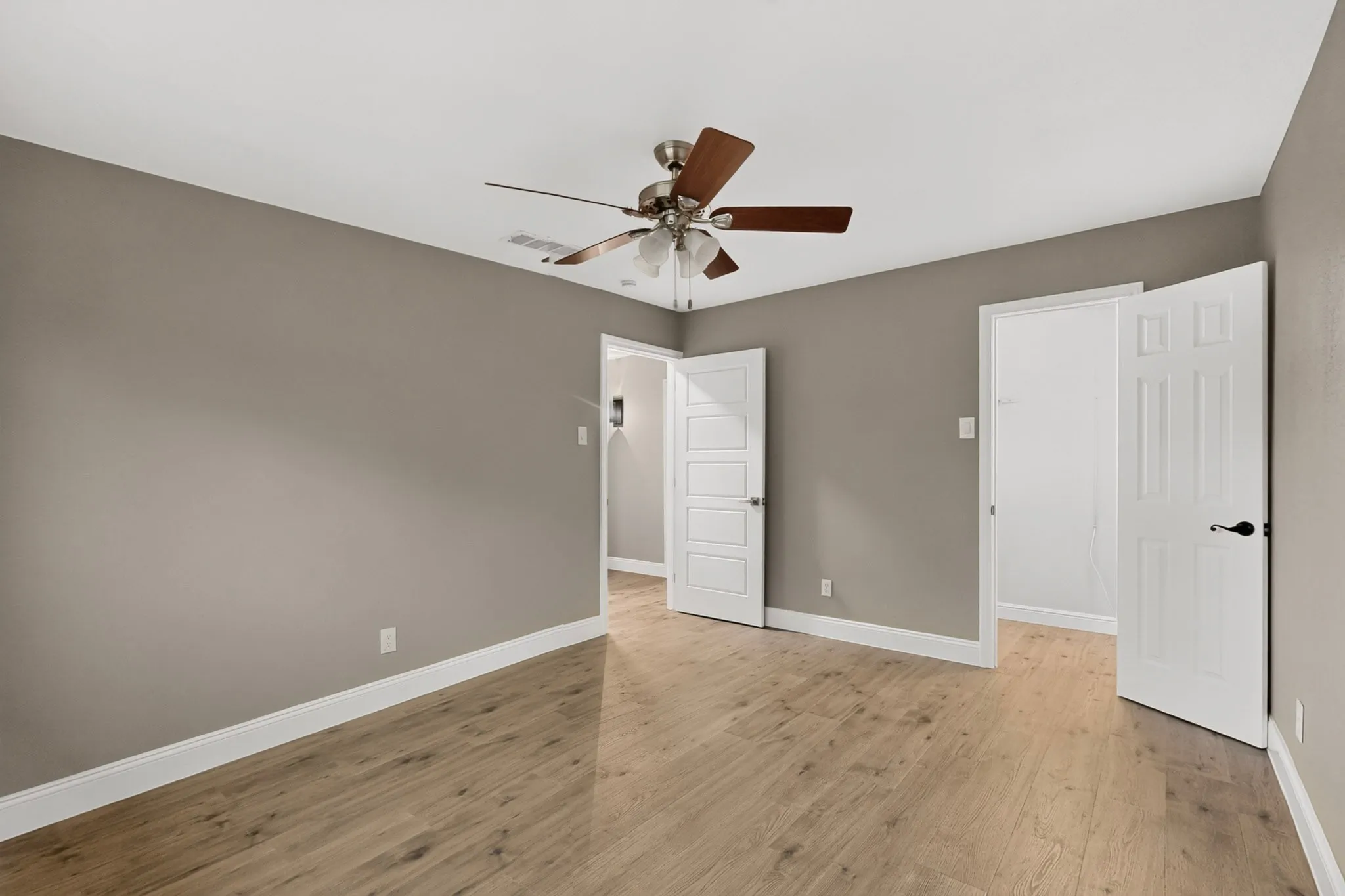 Single Family Residence For Sale in Dallas County , 4037 Salem Drive, Garland, Texas 75043, 3 Bedroom, 1 Bathroom, 1 Garage spaces, 1,246 Sqft, built in 1971, mls#21400047, Real Estate Agent in Garland, Homes For Sale in Dallas county, Homes For Sale in Garland, Realtor in Garland Texas, Real Estate Brokerage Independent Realty Texas, Luminita Cordes Realtor
