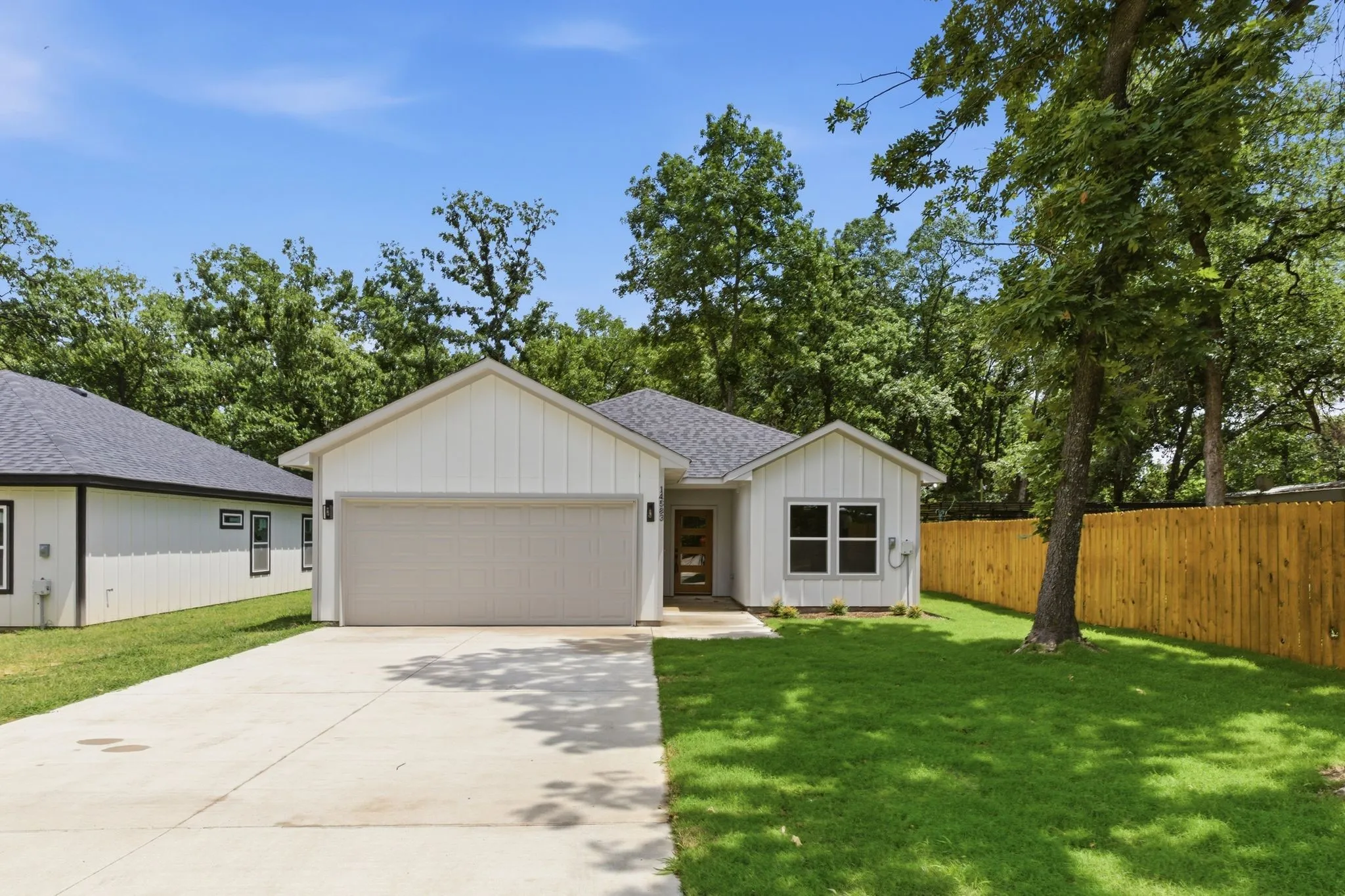 Single Family Residence For Sale in Henderson County , 14583 Cherokee Lane, Log Cabin, Texas 75148, 3 Bedroom, 2 Bathroom, 2 Garage spaces, 1,348 Sqft, built in 2025, mls#21401778, Real Estate Agent in Log Cabin, Homes For Sale in Henderson county, Homes For Sale in Log Cabin, Realtor in Log Cabin Texas, Real Estate Brokerage Independent Realty Texas, Luminita Cordes Realtor