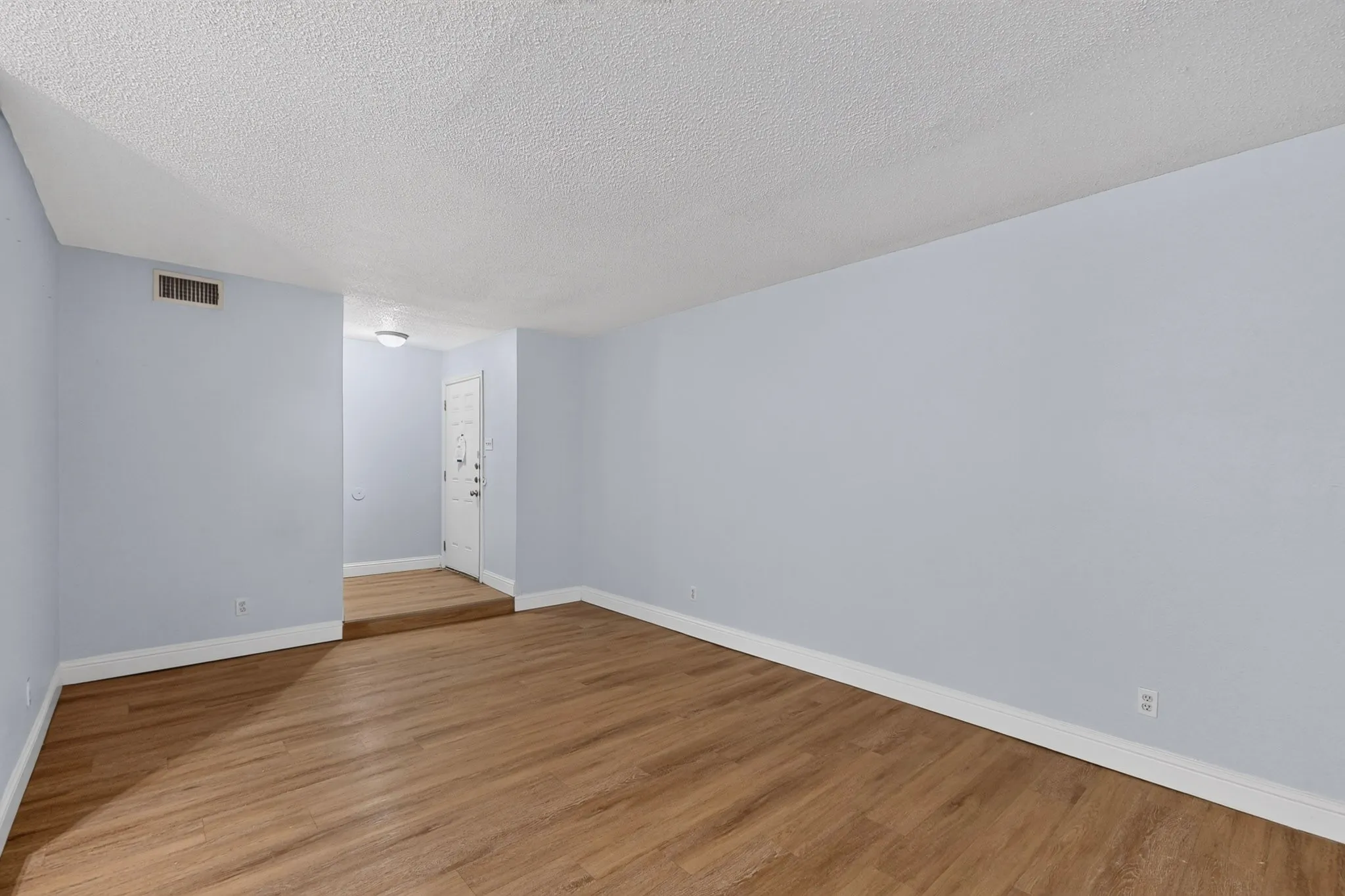 Condominium For Rent in Tarrant County , 6814 Trail Lake Drive B, Fort Worth, Texas 76133, 2 Bedroom, 2 Bathroom, 1 Garage spaces, 1,000 Sqft, built in 1988, mls#21402245, Real Estate Agent in Fort Worth, Homes For Rent in Tarrant county, Homes For Rent in Fort Worth, Realtor in Fort Worth Texas, Real Estate Brokerage Independent Realty Texas, Luminita Cordes Realtor