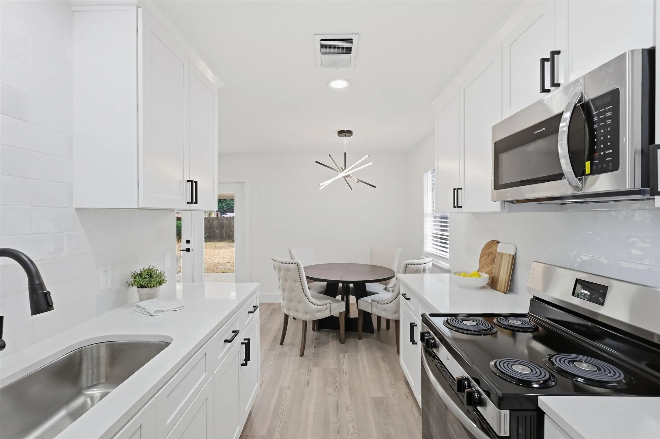 Single Family Residence For Sale in Tarrant County , 3205 Fargo Court, Fort Worth, Texas 76133, 3 Bedroom, 2 Bathroom, 2 Garage spaces, 1,119 Sqft, built in 1970, mls#21400447, Real Estate Agent in Fort Worth, Homes For Sale in Tarrant county, Homes For Sale in Fort Worth, Realtor in Fort Worth Texas, Real Estate Brokerage Independent Realty Texas, Luminita Cordes Realtor