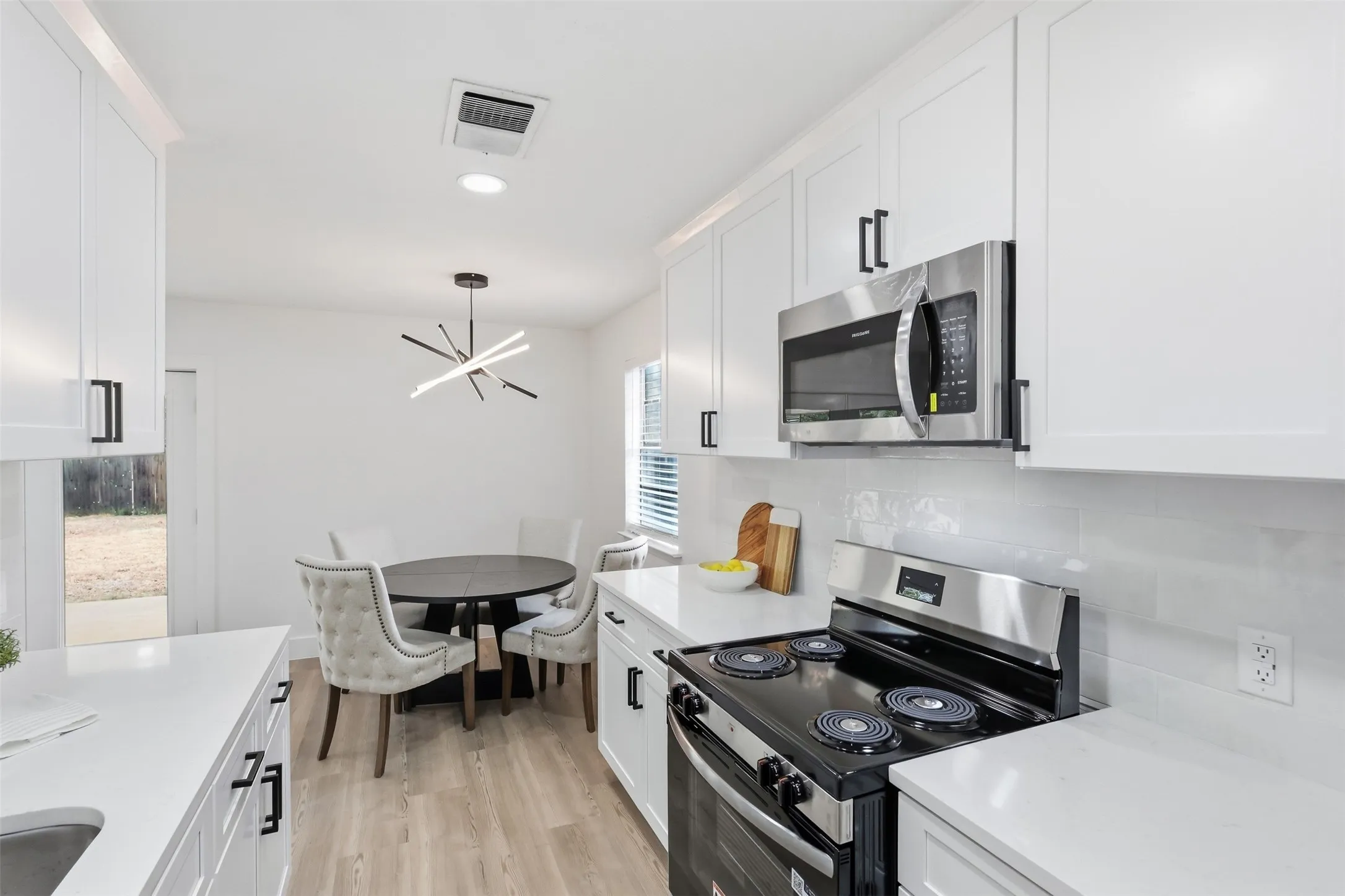 Single Family Residence For Sale in Tarrant County , 3205 Fargo Court, Fort Worth, Texas 76133, 3 Bedroom, 2 Bathroom, 2 Garage spaces, 1,119 Sqft, built in 1970, mls#21400447, Real Estate Agent in Fort Worth, Homes For Sale in Tarrant county, Homes For Sale in Fort Worth, Realtor in Fort Worth Texas, Real Estate Brokerage Independent Realty Texas, Luminita Cordes Realtor
