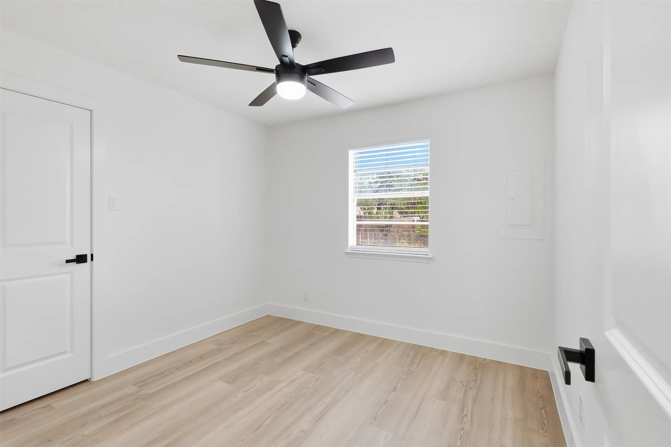 Single Family Residence For Sale in Tarrant County , 3205 Fargo Court, Fort Worth, Texas 76133, 3 Bedroom, 2 Bathroom, 2 Garage spaces, 1,119 Sqft, built in 1970, mls#21400447, Real Estate Agent in Fort Worth, Homes For Sale in Tarrant county, Homes For Sale in Fort Worth, Realtor in Fort Worth Texas, Real Estate Brokerage Independent Realty Texas, Luminita Cordes Realtor
