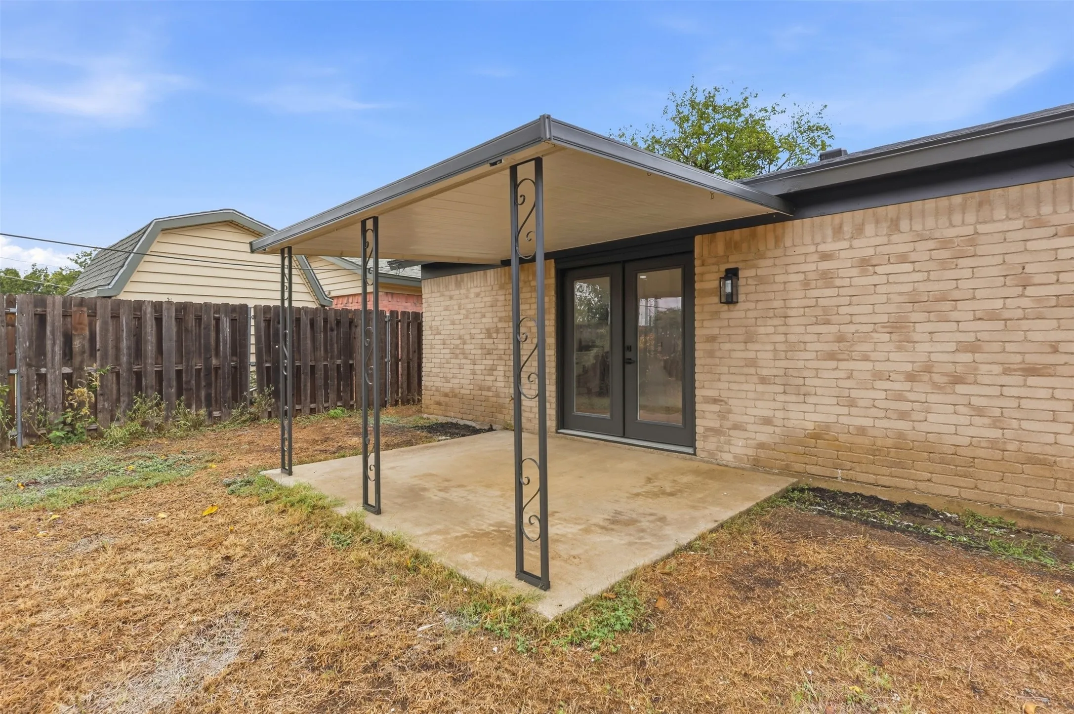 Single Family Residence For Sale in Tarrant County , 3205 Fargo Court, Fort Worth, Texas 76133, 3 Bedroom, 2 Bathroom, 2 Garage spaces, 1,119 Sqft, built in 1970, mls#21400447, Real Estate Agent in Fort Worth, Homes For Sale in Tarrant county, Homes For Sale in Fort Worth, Realtor in Fort Worth Texas, Real Estate Brokerage Independent Realty Texas, Luminita Cordes Realtor