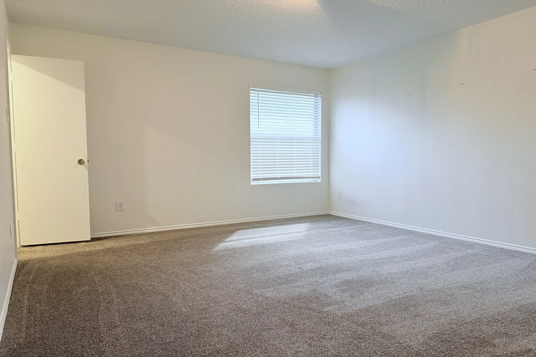 Single Family Residence For Rent in Tarrant County , 7909 Mosstree Drive, Arlington, Texas 76001, 4 Bedroom, 3 Bathroom, 2 Garage spaces, 3,185 Sqft, built in 2001, mls#21400045, Real Estate Agent in Arlington, Homes For Rent in Tarrant county, Homes For Rent in Arlington, Realtor in Arlington Texas, Real Estate Brokerage Independent Realty Texas, Luminita Cordes Realtor