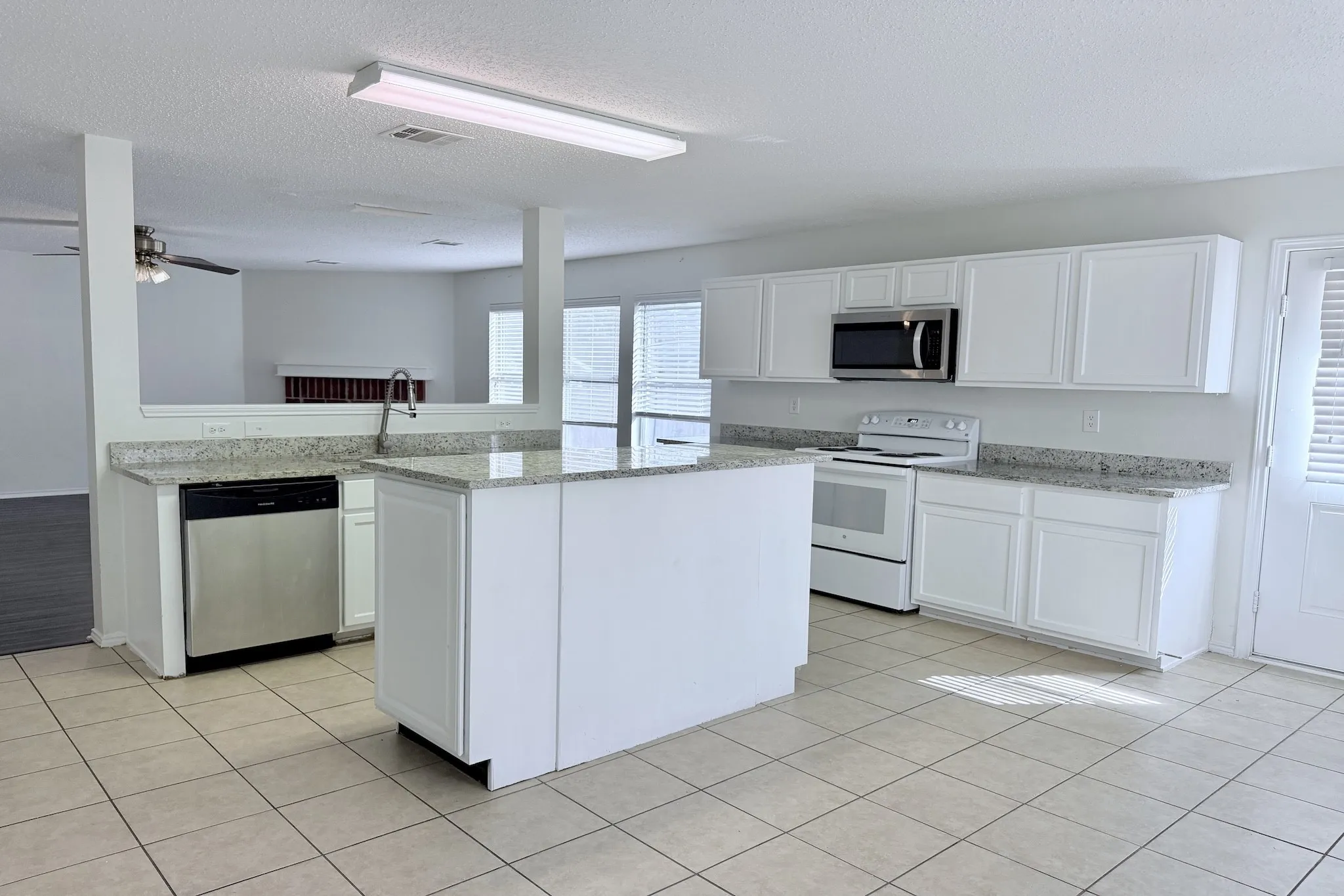 Single Family Residence For Rent in Tarrant County , 7909 Mosstree Drive, Arlington, Texas 76001, 4 Bedroom, 3 Bathroom, 2 Garage spaces, 3,185 Sqft, built in 2001, mls#21400045, Real Estate Agent in Arlington, Homes For Rent in Tarrant county, Homes For Rent in Arlington, Realtor in Arlington Texas, Real Estate Brokerage Independent Realty Texas, Luminita Cordes Realtor