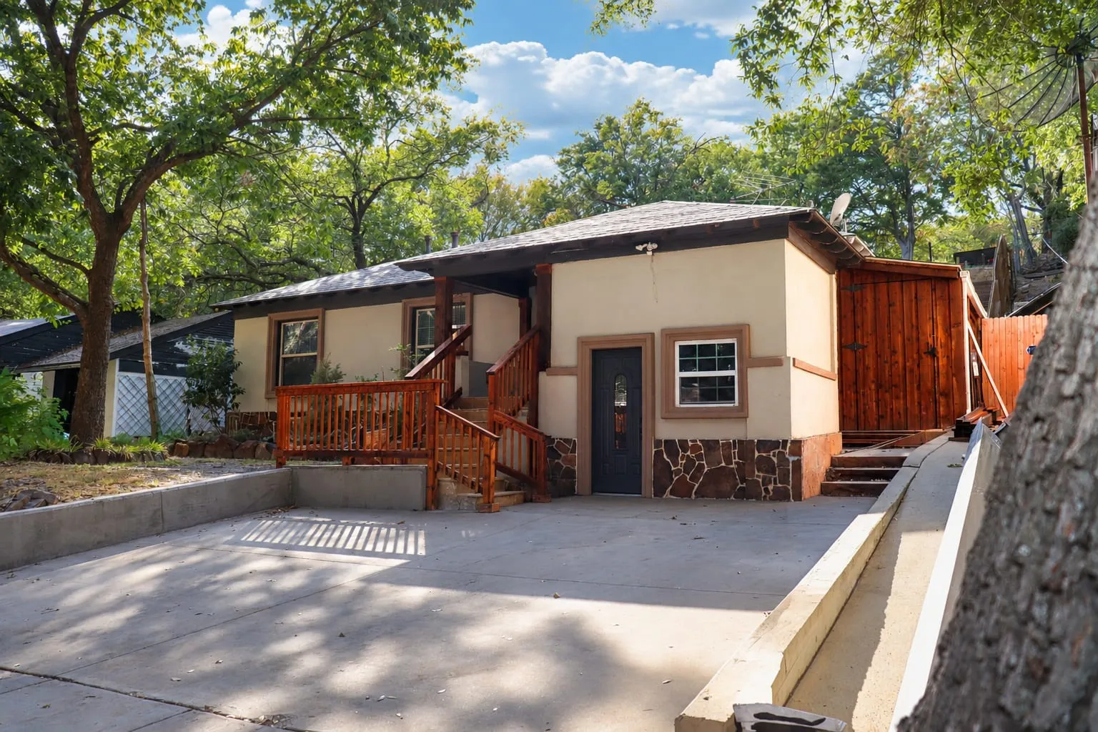 Single Family Residence For Sale in Dallas County , 3131 E Latta Circle, Dallas, Texas 75227, 3 Bedroom, 2 Bathroom, Garage spaces, 1,221 Sqft, built in 1952, mls#21401644, Real Estate Agent in Dallas, Homes For Sale in Dallas county, Homes For Sale in Dallas, Realtor in Dallas Texas, Real Estate Brokerage Independent Realty Texas, Luminita Cordes Realtor