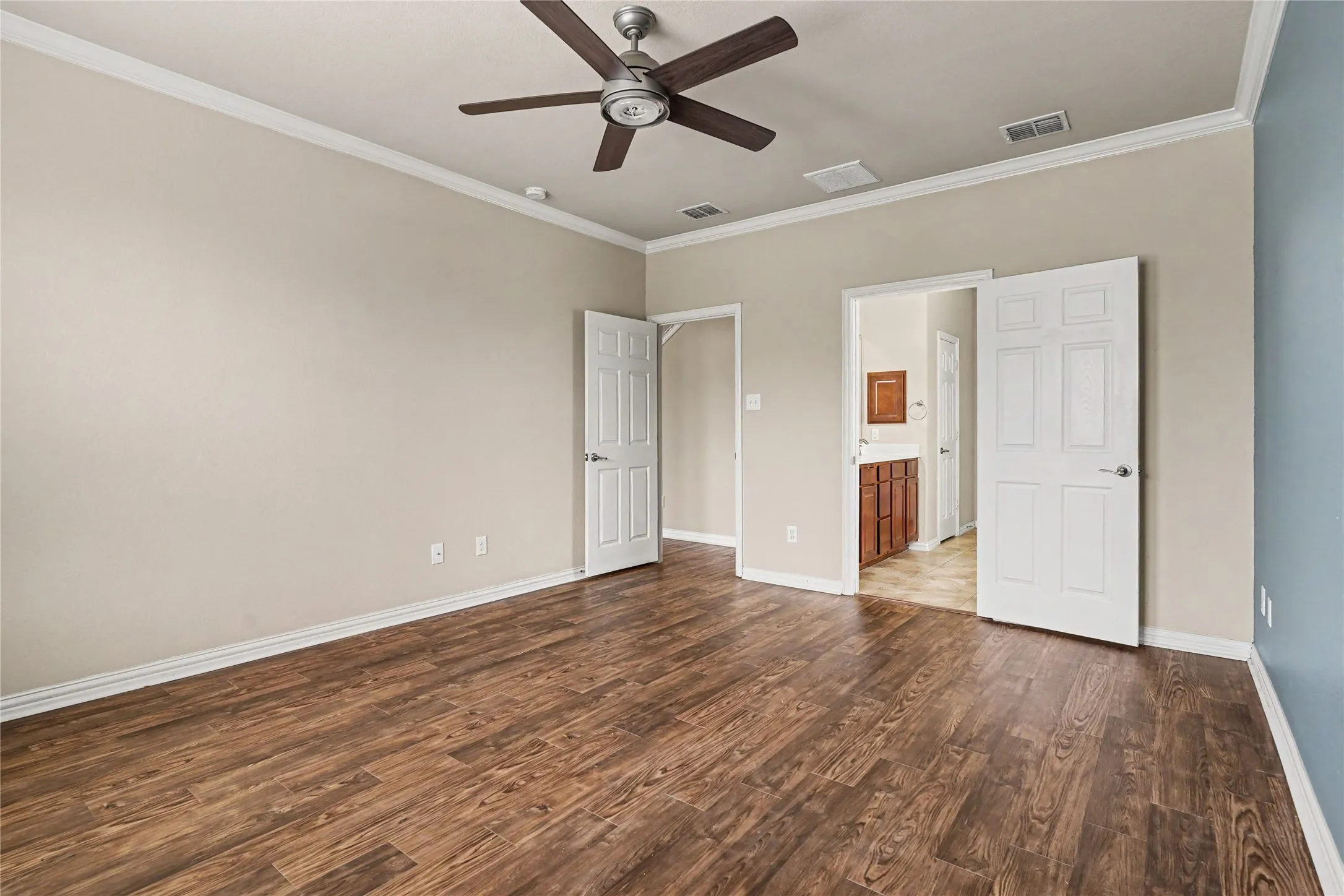 Single Family Residence For Sale in Johnson County , 804 W Bend Boulevard, Burleson, Texas 76028, 4 Bedroom, 4 Bathroom, 2 Garage spaces, 3,116 Sqft, built in 2009, mls#21398674, Real Estate Agent in Burleson, Homes For Sale in Johnson county, Homes For Sale in Burleson, Realtor in Burleson Texas, Real Estate Brokerage Independent Realty Texas, Luminita Cordes Realtor