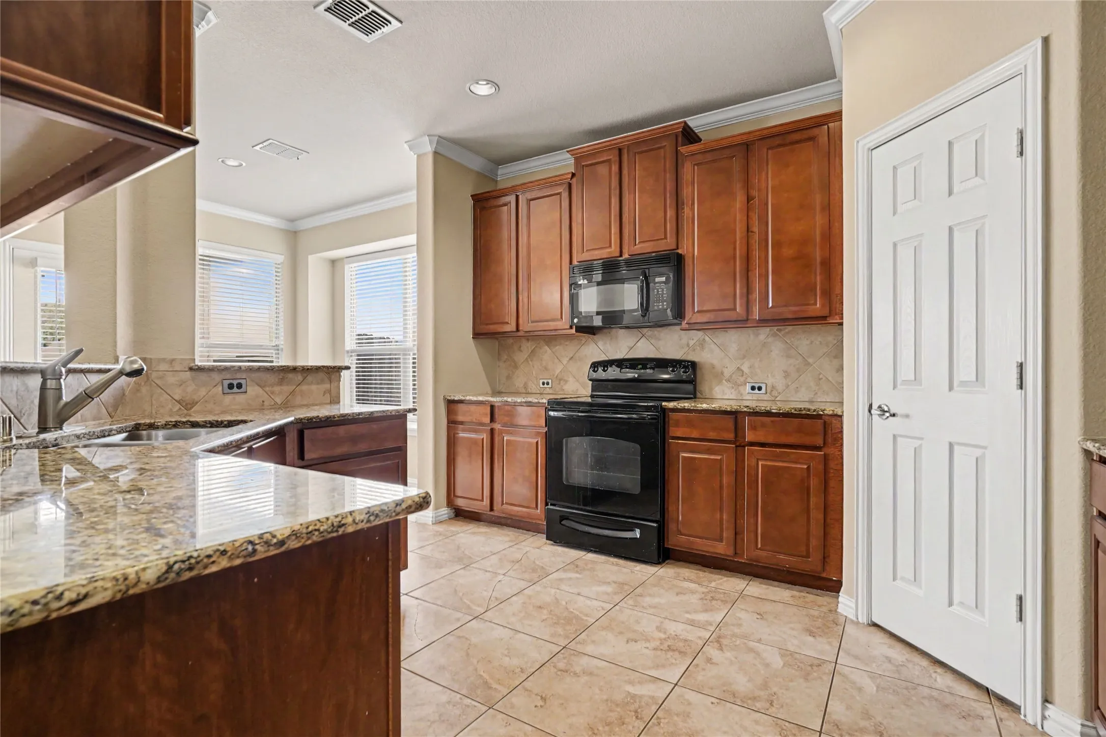 Single Family Residence For Sale in Johnson County , 804 W Bend Boulevard, Burleson, Texas 76028, 4 Bedroom, 4 Bathroom, 2 Garage spaces, 3,116 Sqft, built in 2009, mls#21398674, Real Estate Agent in Burleson, Homes For Sale in Johnson county, Homes For Sale in Burleson, Realtor in Burleson Texas, Real Estate Brokerage Independent Realty Texas, Luminita Cordes Realtor