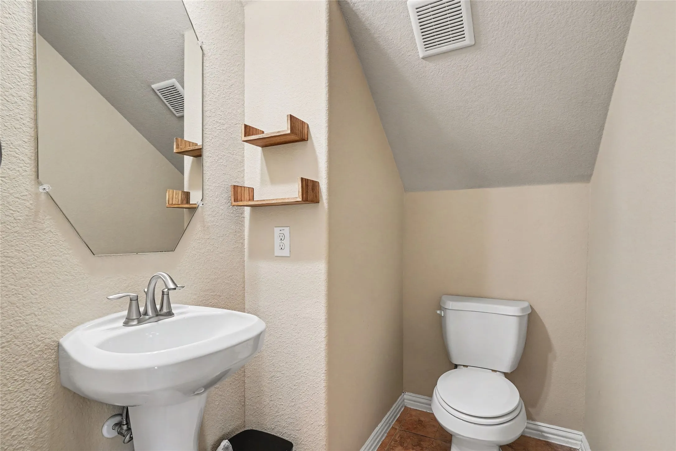 Single Family Residence For Sale in Johnson County , 804 W Bend Boulevard, Burleson, Texas 76028, 4 Bedroom, 4 Bathroom, 2 Garage spaces, 3,116 Sqft, built in 2009, mls#21398674, Real Estate Agent in Burleson, Homes For Sale in Johnson county, Homes For Sale in Burleson, Realtor in Burleson Texas, Real Estate Brokerage Independent Realty Texas, Luminita Cordes Realtor