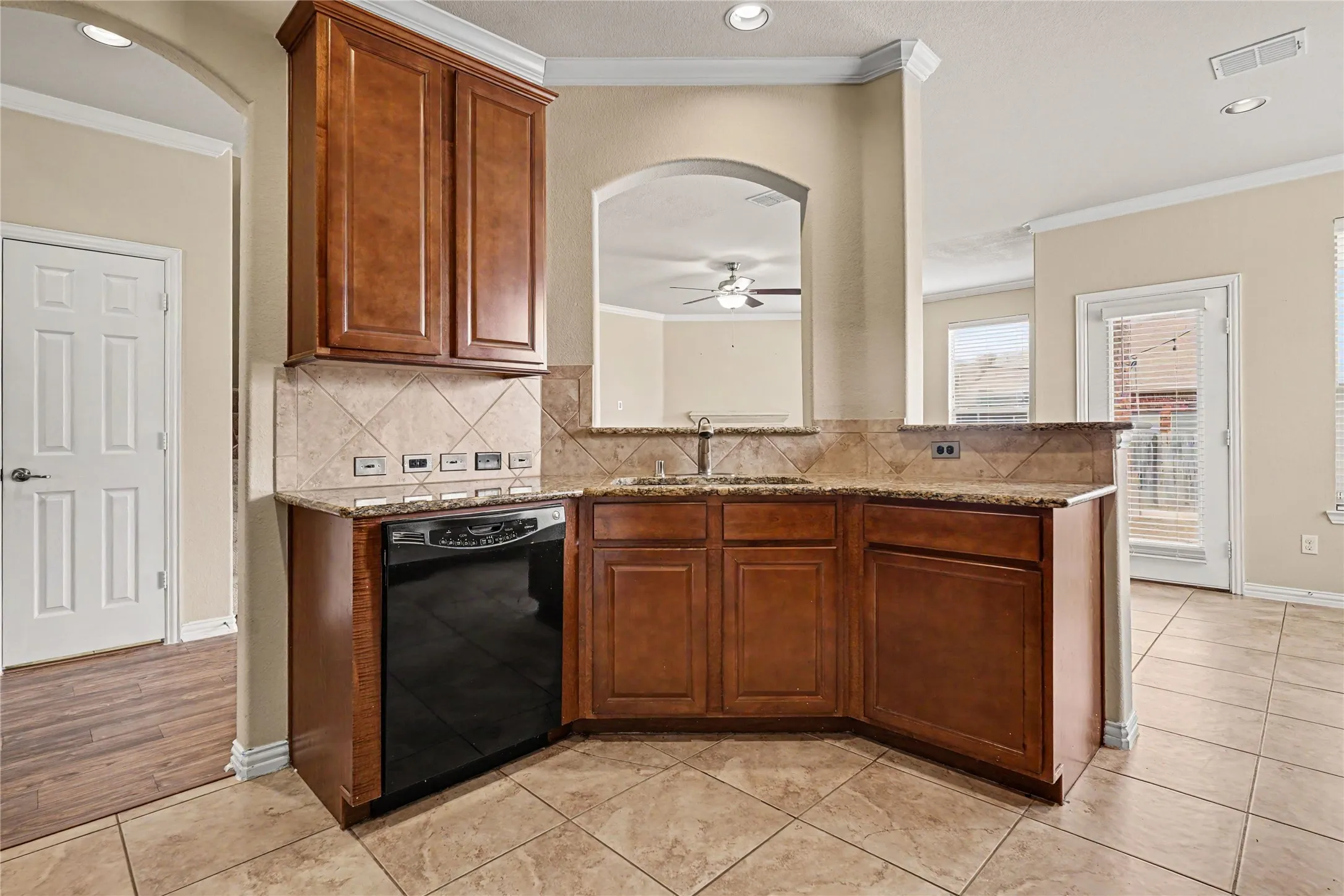 Single Family Residence For Sale in Johnson County , 804 W Bend Boulevard, Burleson, Texas 76028, 4 Bedroom, 4 Bathroom, 2 Garage spaces, 3,116 Sqft, built in 2009, mls#21398674, Real Estate Agent in Burleson, Homes For Sale in Johnson county, Homes For Sale in Burleson, Realtor in Burleson Texas, Real Estate Brokerage Independent Realty Texas, Luminita Cordes Realtor