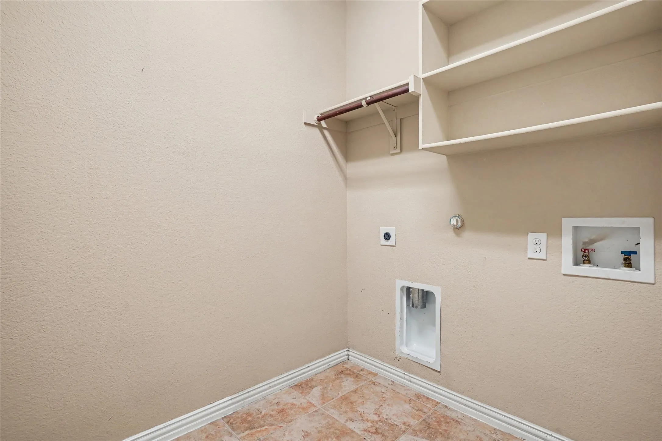 Single Family Residence For Sale in Johnson County , 804 W Bend Boulevard, Burleson, Texas 76028, 4 Bedroom, 4 Bathroom, 2 Garage spaces, 3,116 Sqft, built in 2009, mls#21398674, Real Estate Agent in Burleson, Homes For Sale in Johnson county, Homes For Sale in Burleson, Realtor in Burleson Texas, Real Estate Brokerage Independent Realty Texas, Luminita Cordes Realtor