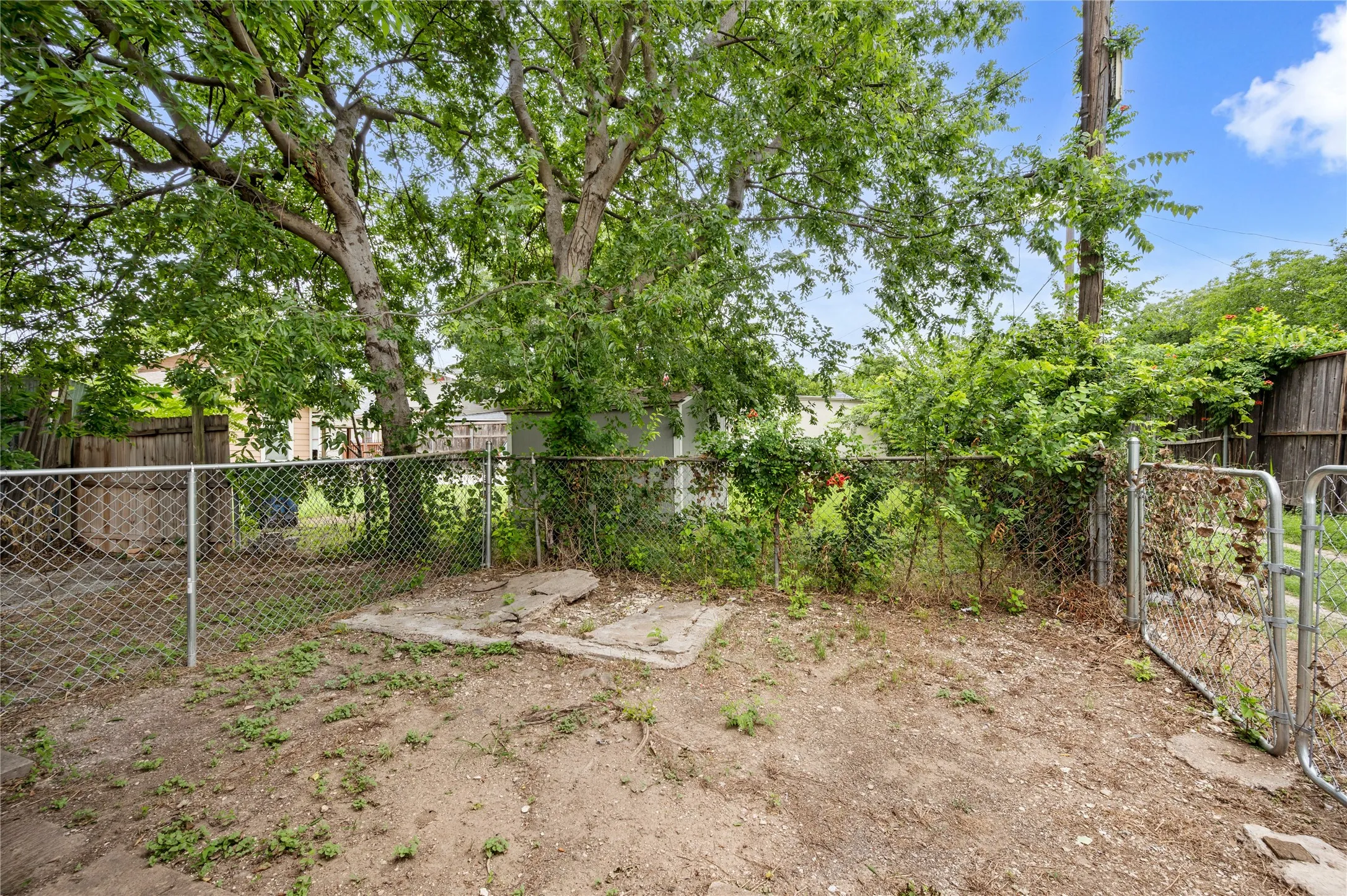 Duplex For Rent in Dallas County , 1817 W Brooklyn Avenue, Dallas, Texas 75208, 1 Bedroom, 1 Bathroom, Garage spaces, 582 Sqft, built in 1924, mls#21395222, Real Estate Agent in Dallas, Homes For Rent in Dallas county, Homes For Rent in Dallas, Realtor in Dallas Texas, Real Estate Brokerage Independent Realty Texas, Luminita Cordes Realtor