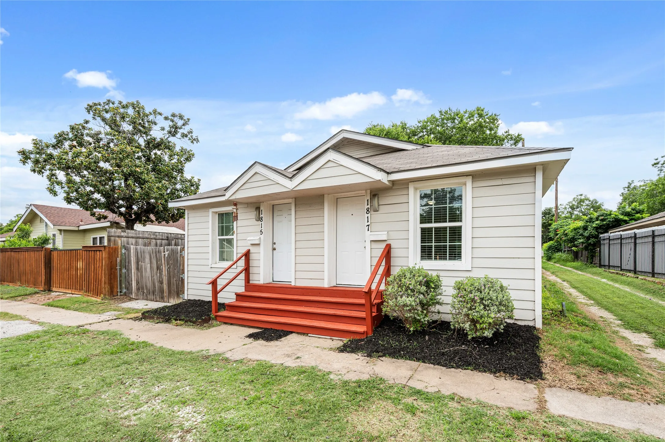 Duplex For Rent in Dallas County , 1817 W Brooklyn Avenue, Dallas, Texas 75208, 1 Bedroom, 1 Bathroom, Garage spaces, 582 Sqft, built in 1924, mls#21395222, Real Estate Agent in Dallas, Homes For Rent in Dallas county, Homes For Rent in Dallas, Realtor in Dallas Texas, Real Estate Brokerage Independent Realty Texas, Luminita Cordes Realtor