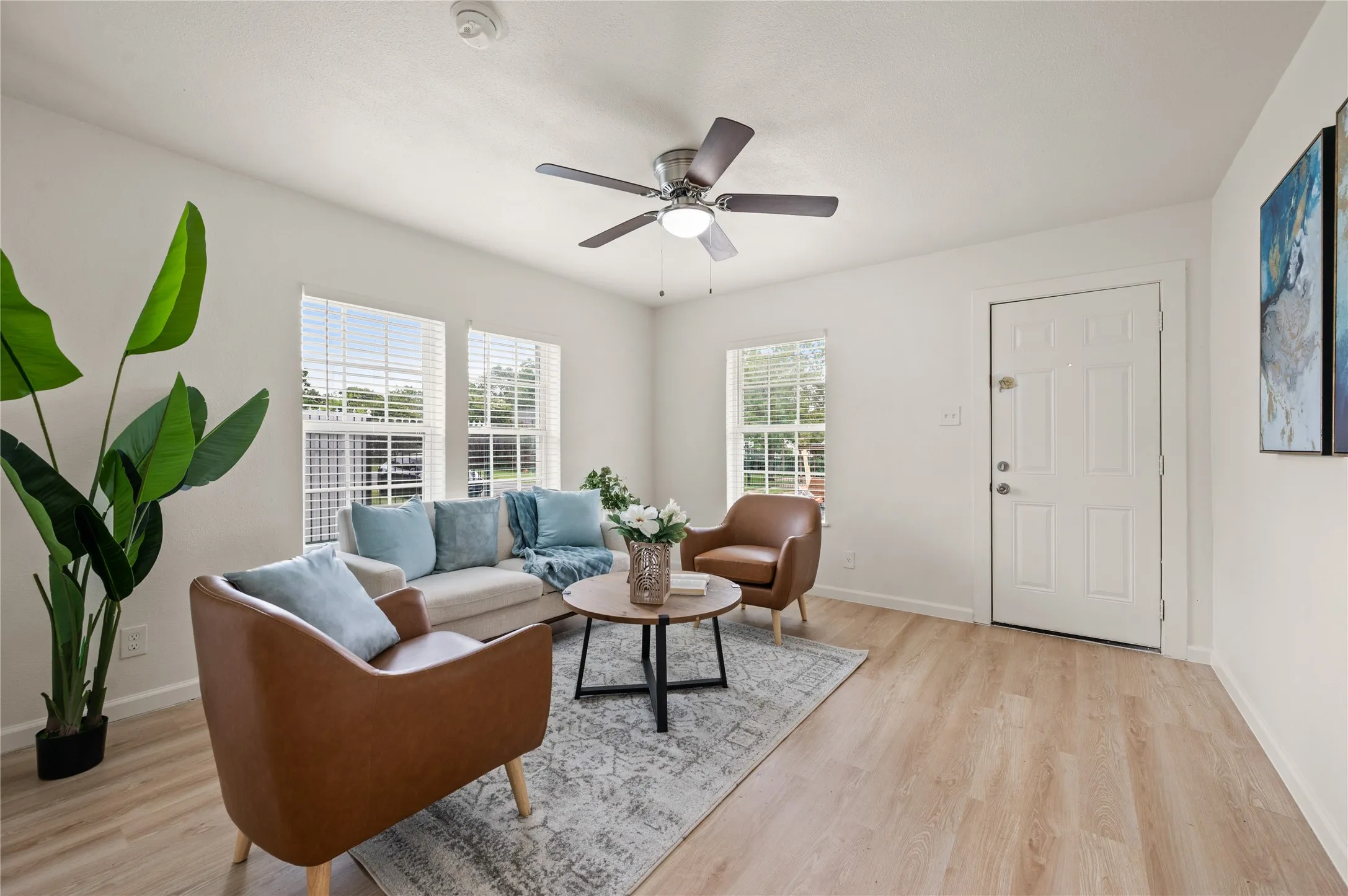 Duplex For Rent in Dallas County , 1817 W Brooklyn Avenue, Dallas, Texas 75208, 1 Bedroom, 1 Bathroom, Garage spaces, 582 Sqft, built in 1924, mls#21395222, Real Estate Agent in Dallas, Homes For Rent in Dallas county, Homes For Rent in Dallas, Realtor in Dallas Texas, Real Estate Brokerage Independent Realty Texas, Luminita Cordes Realtor