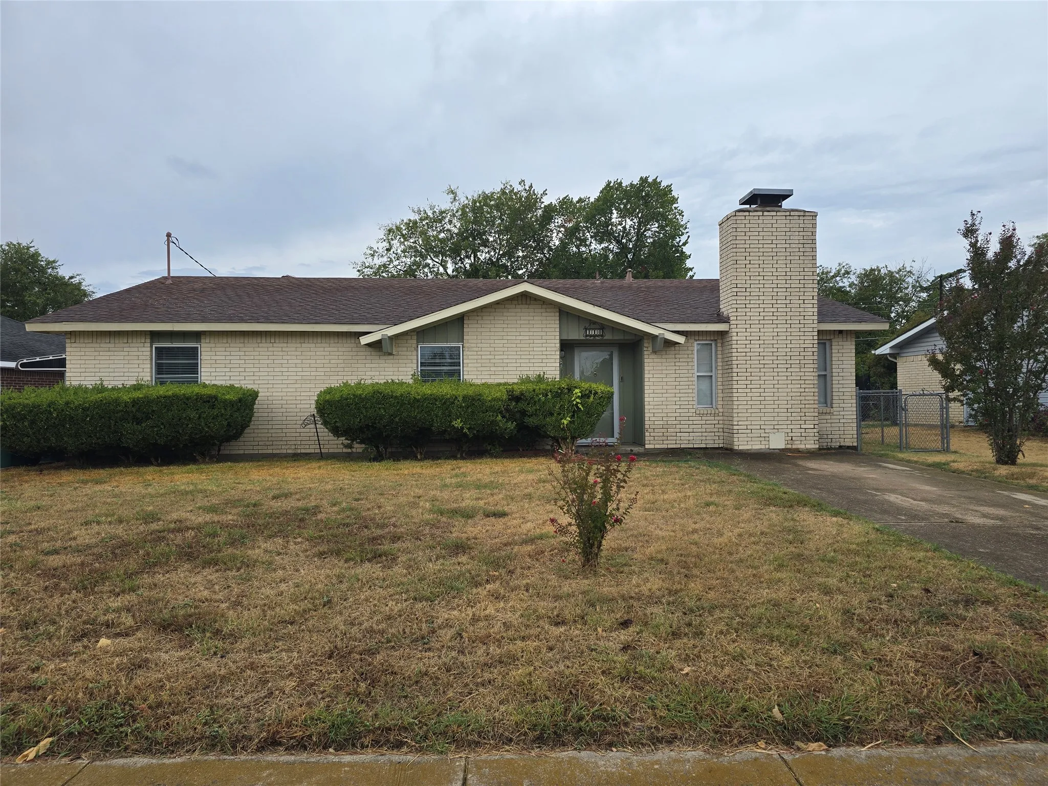 Single Family Residence For Rent in Dallas County , 110 Yorkshire Street, Cedar Hill, Texas 75104, 4 Bedroom, 2 Bathroom, Garage spaces, 1,713 Sqft, built in 1970, mls#21402277, Real Estate Agent in Cedar Hill, Homes For Rent in Dallas county, Homes For Rent in Cedar Hill, Realtor in Cedar Hill Texas, Real Estate Brokerage Independent Realty Texas, Luminita Cordes Realtor