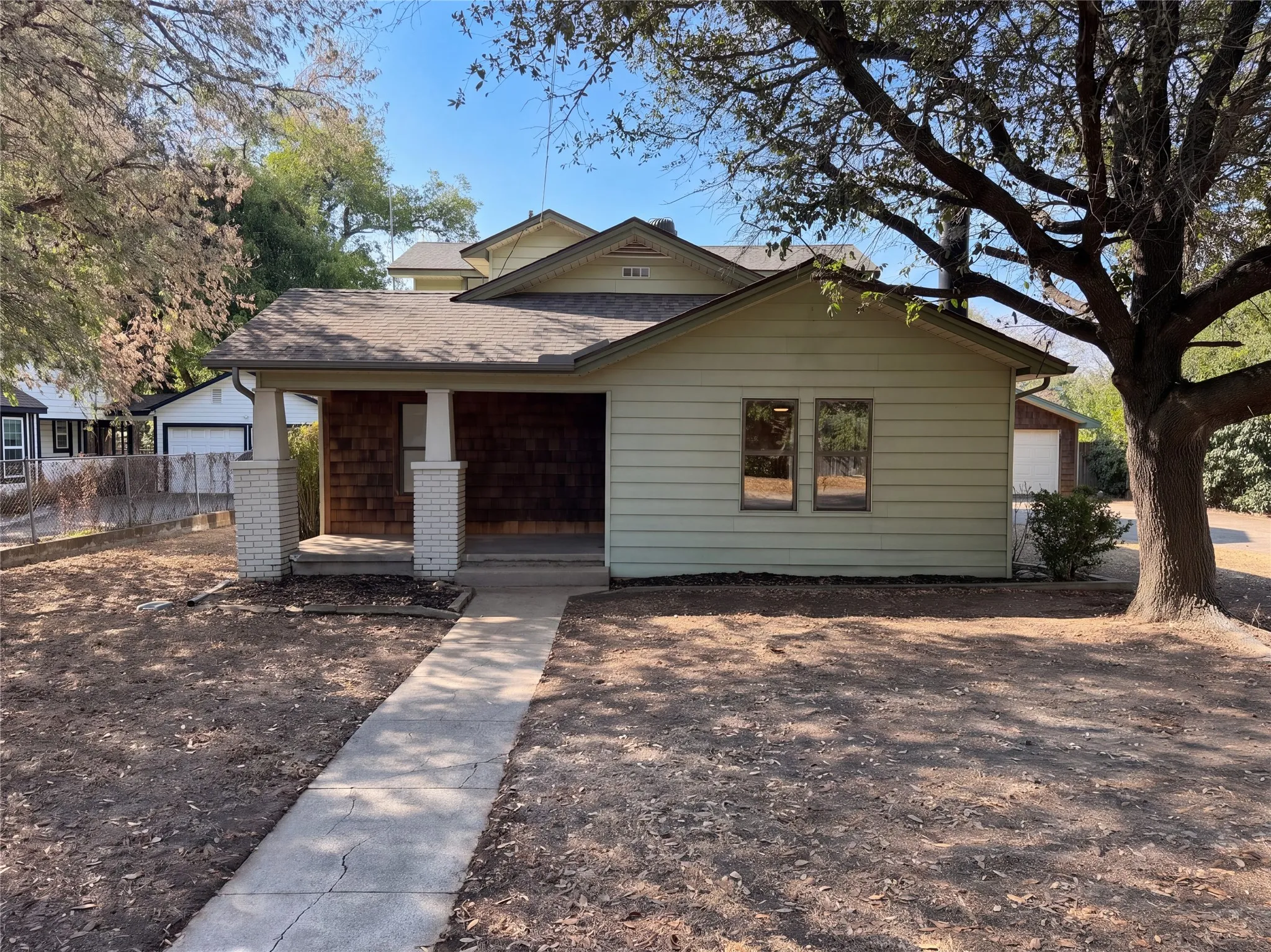Single Family Residence For Sale in Tarrant County , 5609 Baylor Avenue, River Oaks, Texas 76114, 3 Bedroom, 2 Bathroom, 4 Garage spaces, 1,578 Sqft, built in 1937, mls#21400205, Real Estate Agent in River Oaks, Homes For Sale in Tarrant county, Homes For Sale in River Oaks, Realtor in River Oaks Texas, Real Estate Brokerage Independent Realty Texas, Luminita Cordes Realtor