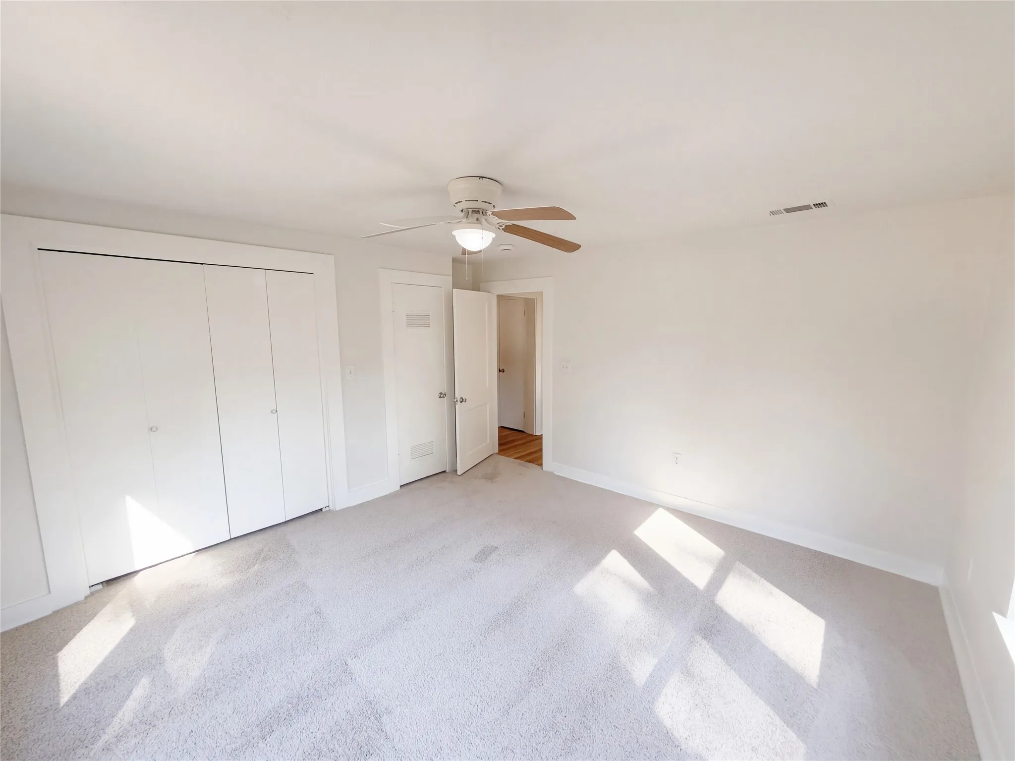Single Family Residence For Sale in Tarrant County , 5609 Baylor Avenue, River Oaks, Texas 76114, 3 Bedroom, 2 Bathroom, 4 Garage spaces, 1,578 Sqft, built in 1937, mls#21400205, Real Estate Agent in River Oaks, Homes For Sale in Tarrant county, Homes For Sale in River Oaks, Realtor in River Oaks Texas, Real Estate Brokerage Independent Realty Texas, Luminita Cordes Realtor